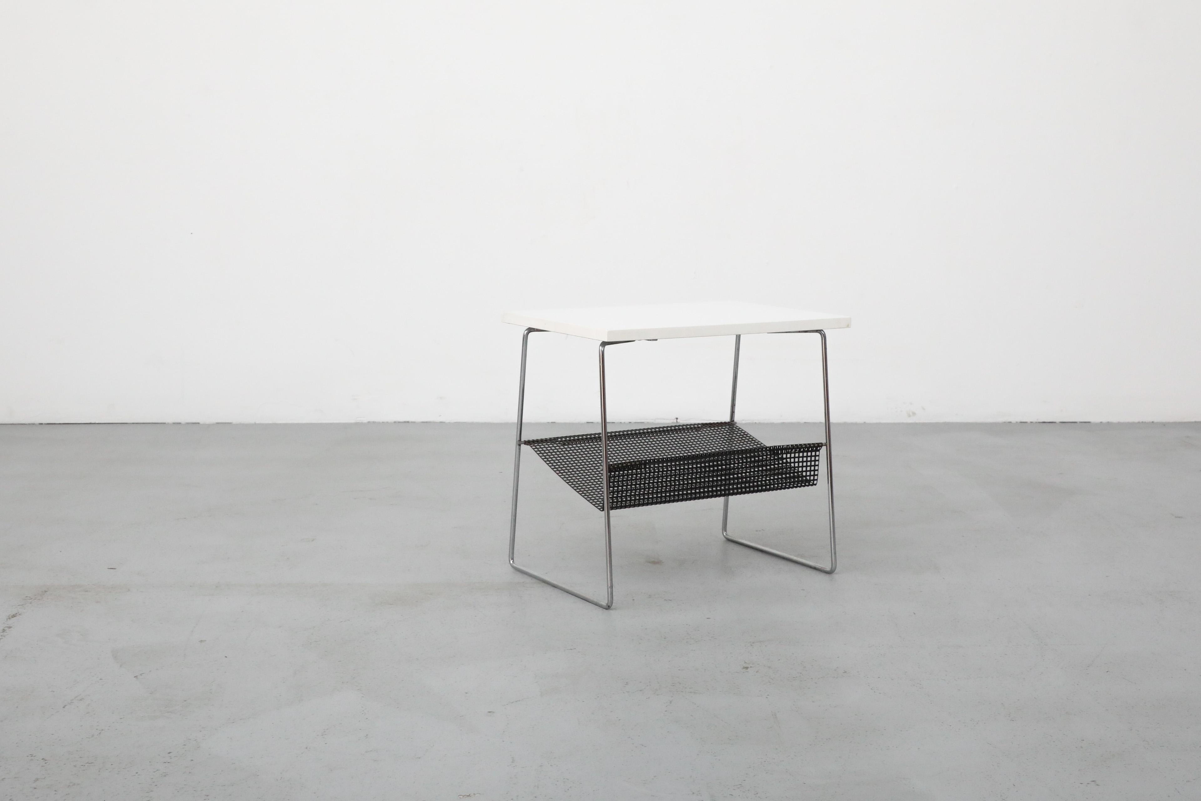 20ième siècle Table de téléphone Pilastro noire et blanche du milieu du siècle dernier avec étagère perforée en vente