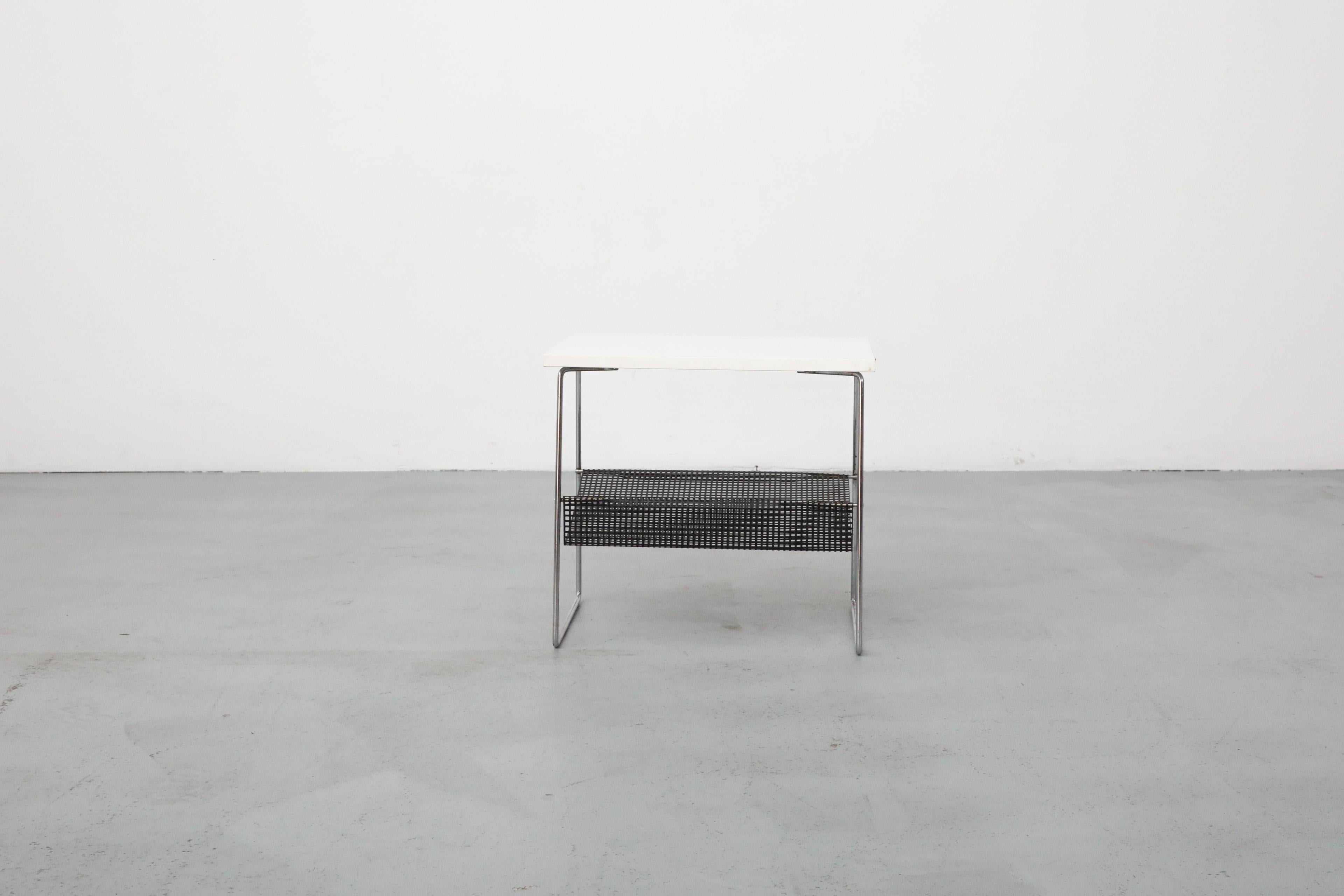 Métal Table de téléphone Pilastro noire et blanche du milieu du siècle dernier avec étagère perforée en vente