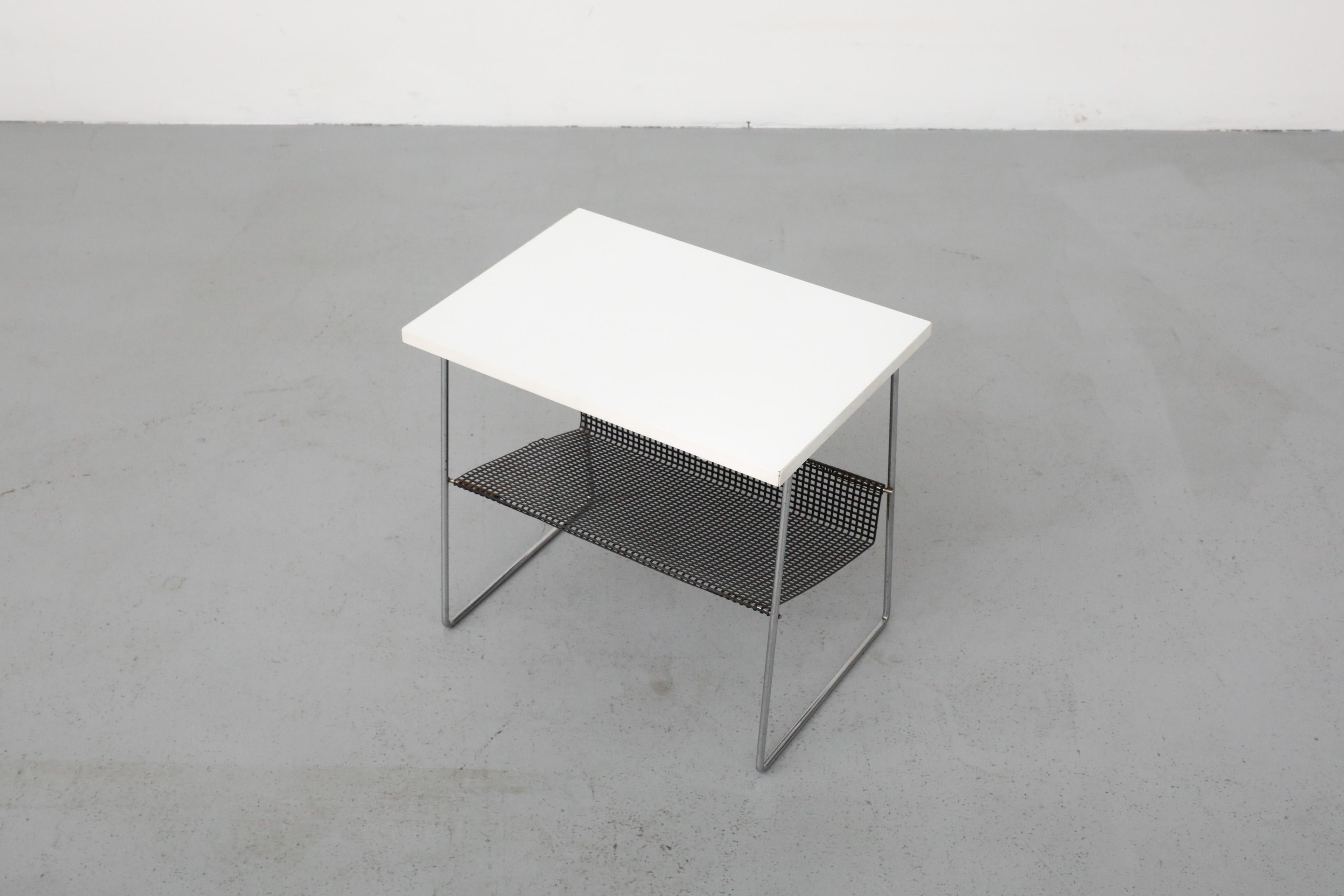 Table de téléphone Pilastro noire et blanche du milieu du siècle dernier avec étagère perforée en vente 1