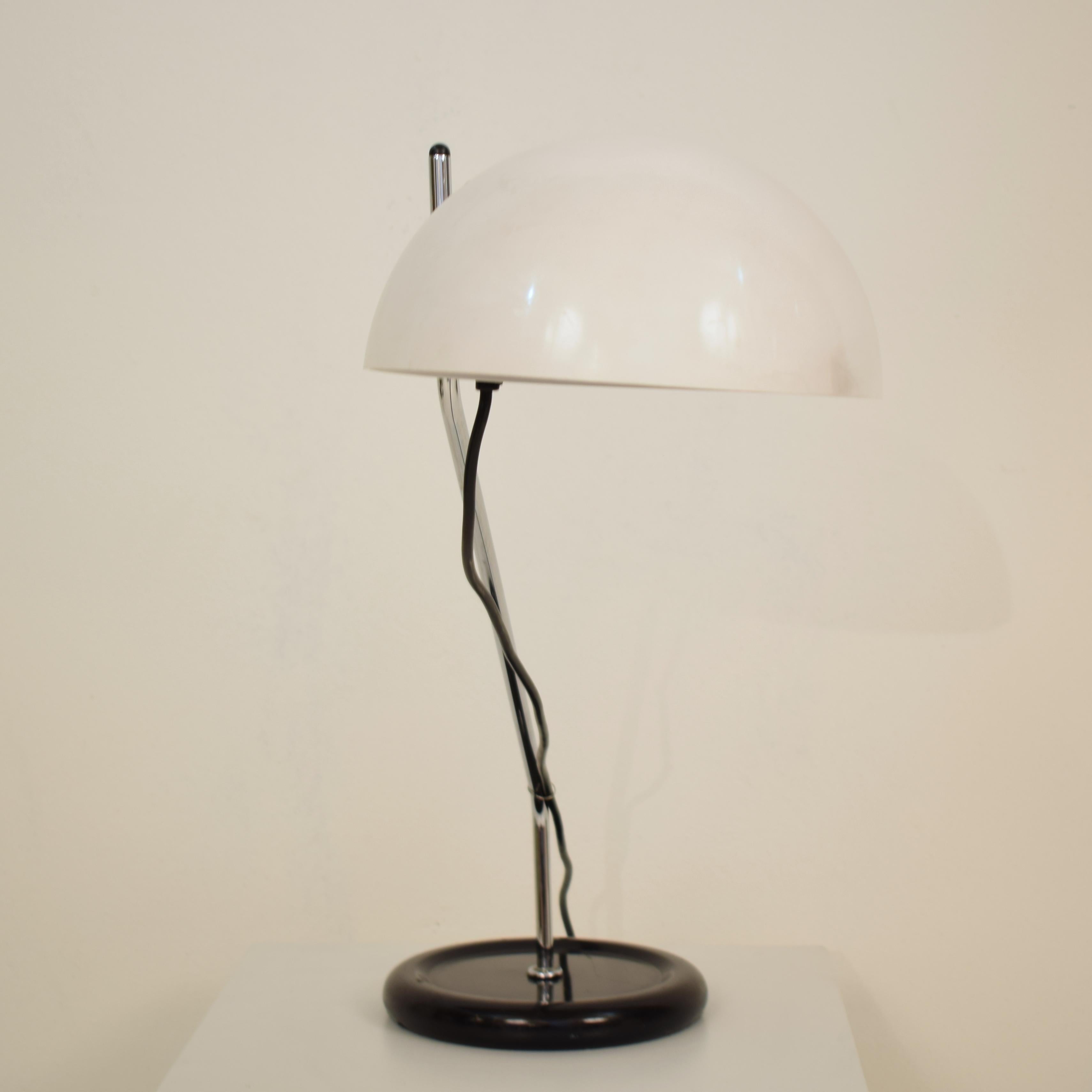 Schwarz-weiße Tischlampe aus der Mitte des Jahrhunderts, Modell Libellula von Harvey Guzzini, 1970er Jahre (Metall) im Angebot