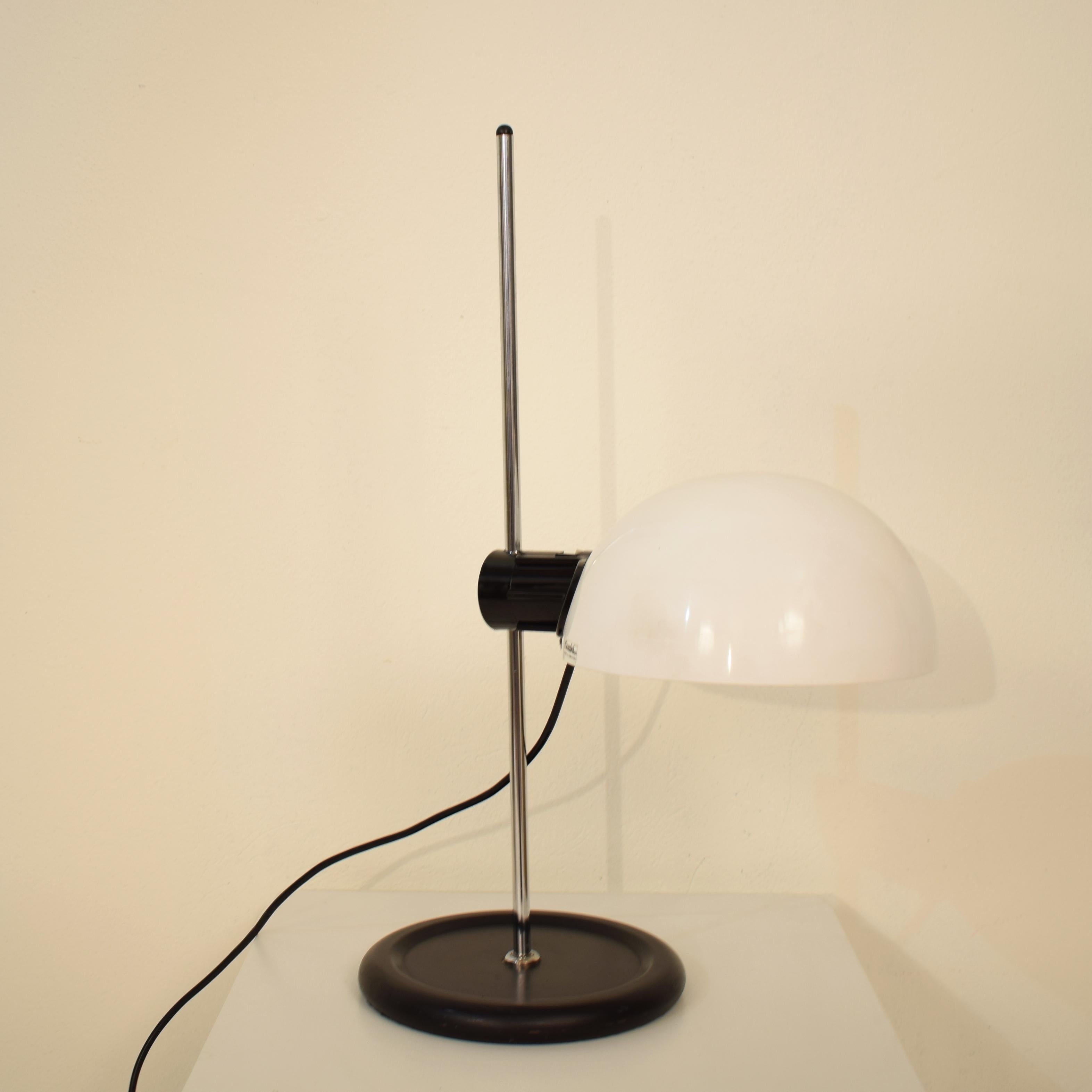 Schwarz-weiße Tischlampe aus der Mitte des Jahrhunderts, Modell Libellula von Harvey Guzzini, 1970er Jahre im Angebot 4