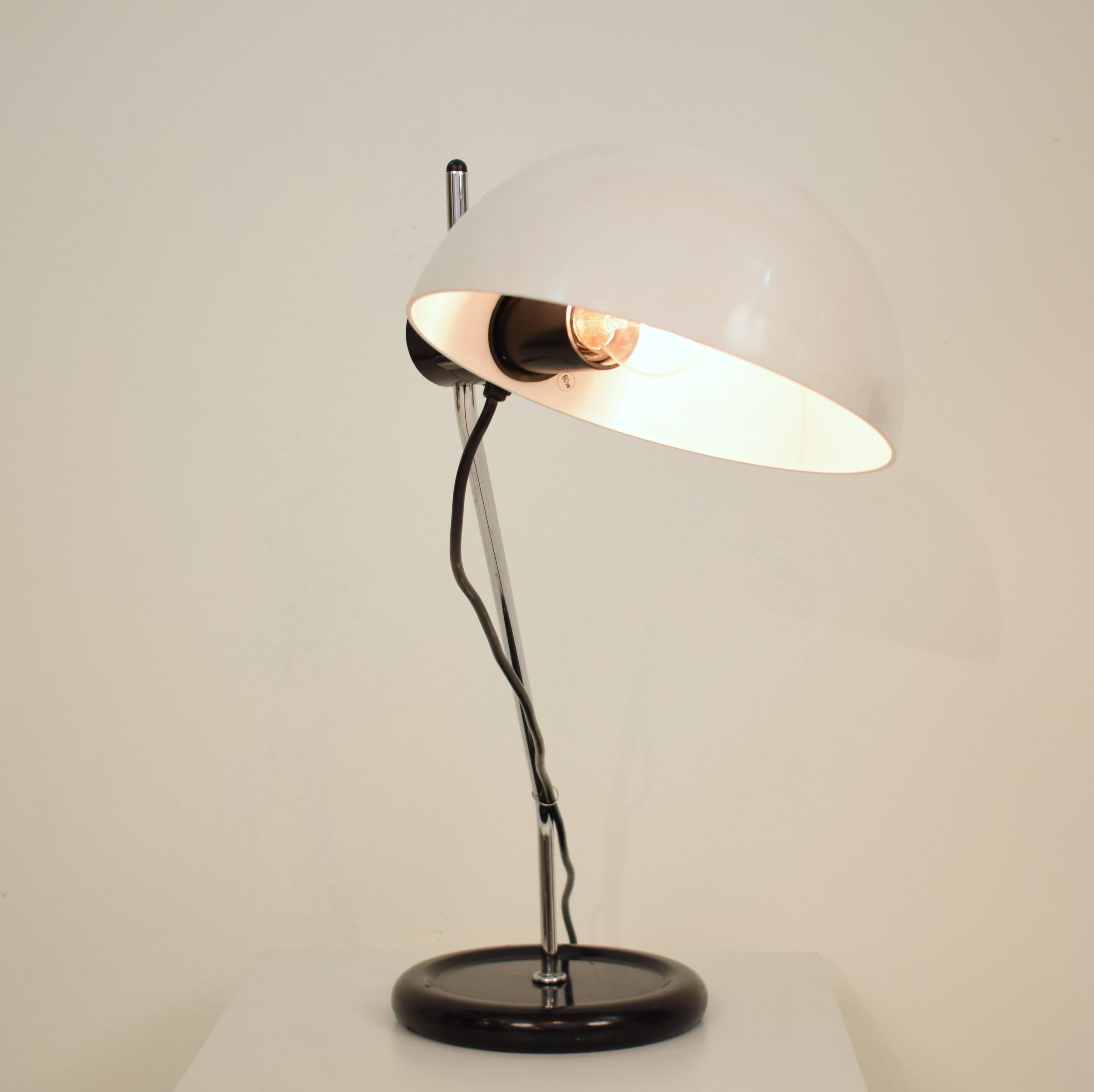 Schwarz-weiße Tischlampe aus der Mitte des Jahrhunderts, Modell Libellula von Harvey Guzzini, 1970er Jahre im Angebot 1