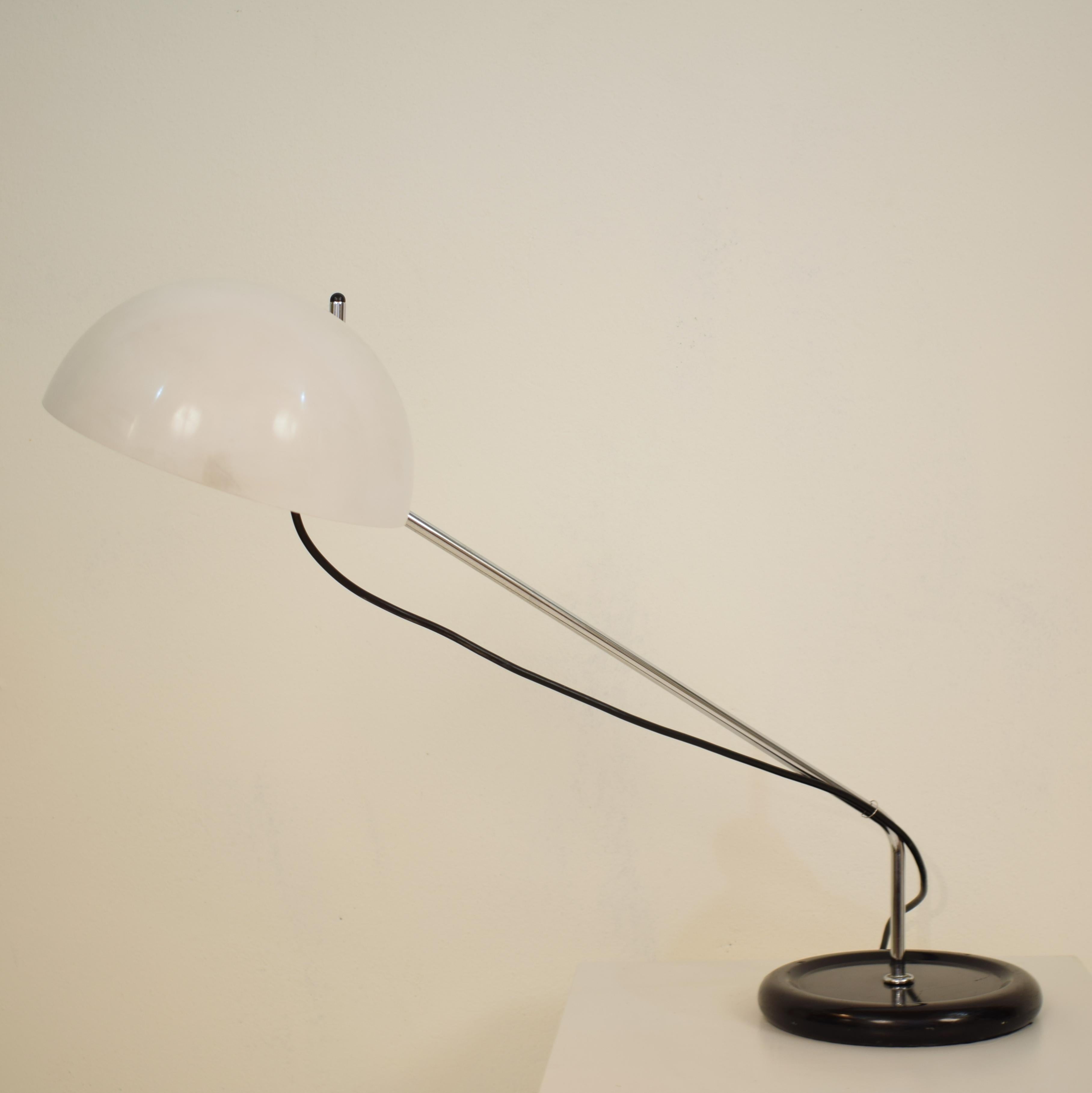 Schwarz-weiße Tischlampe aus der Mitte des Jahrhunderts, Modell Libellula von Harvey Guzzini, 1970er Jahre im Angebot 2
