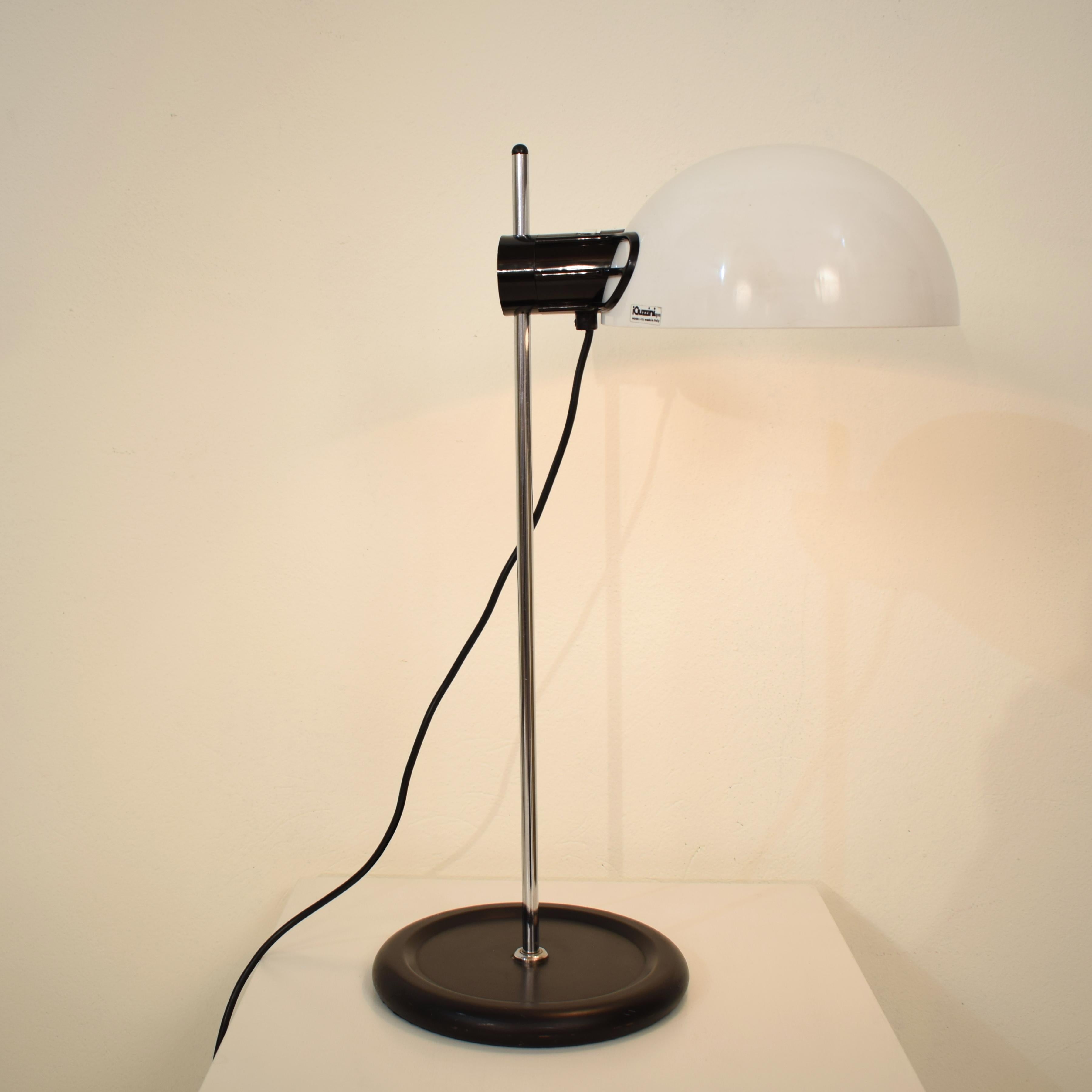 Schwarz-weiße Tischlampe aus der Mitte des Jahrhunderts, Modell Libellula von Harvey Guzzini, 1970er Jahre (Moderne der Mitte des Jahrhunderts) im Angebot