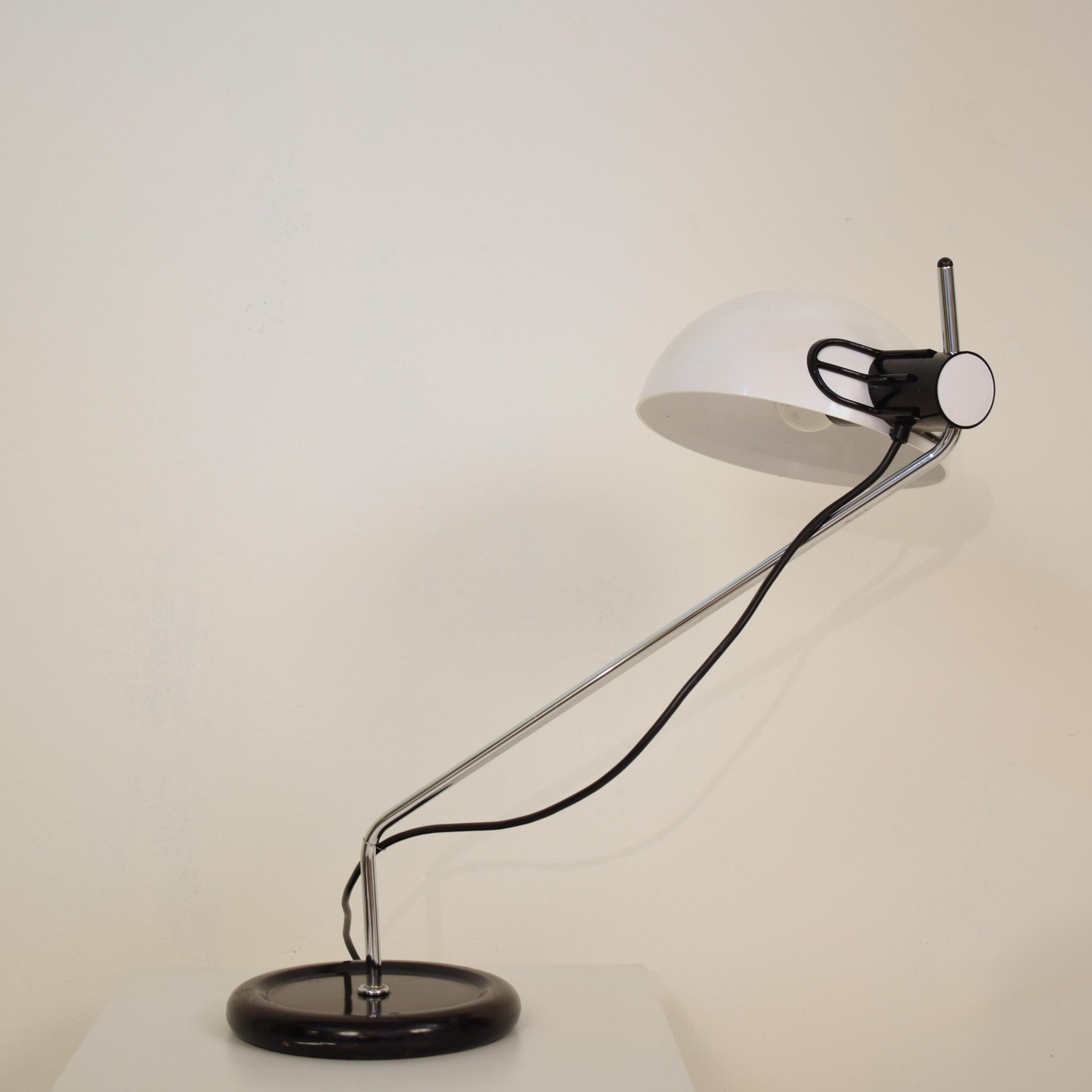 Mid-Century Modern Midcentury Black and White Table Lamp Model Libellula by Harvey Guzzini, 1970s For Sale