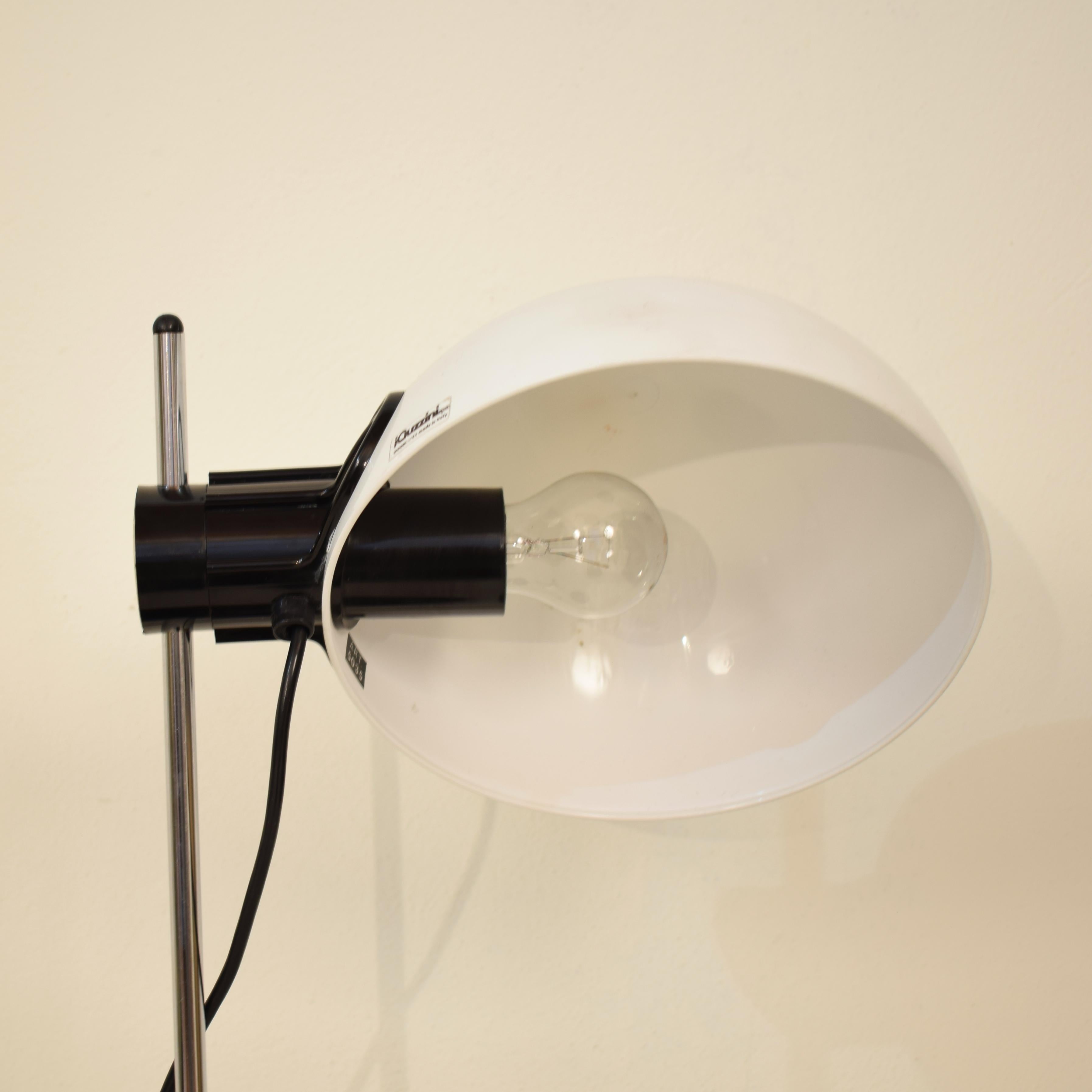 Midcentury Black and White Table Lamp Model Libellula by Harvey Guzzini, 1970s In Good Condition For Sale In Berlin, DE