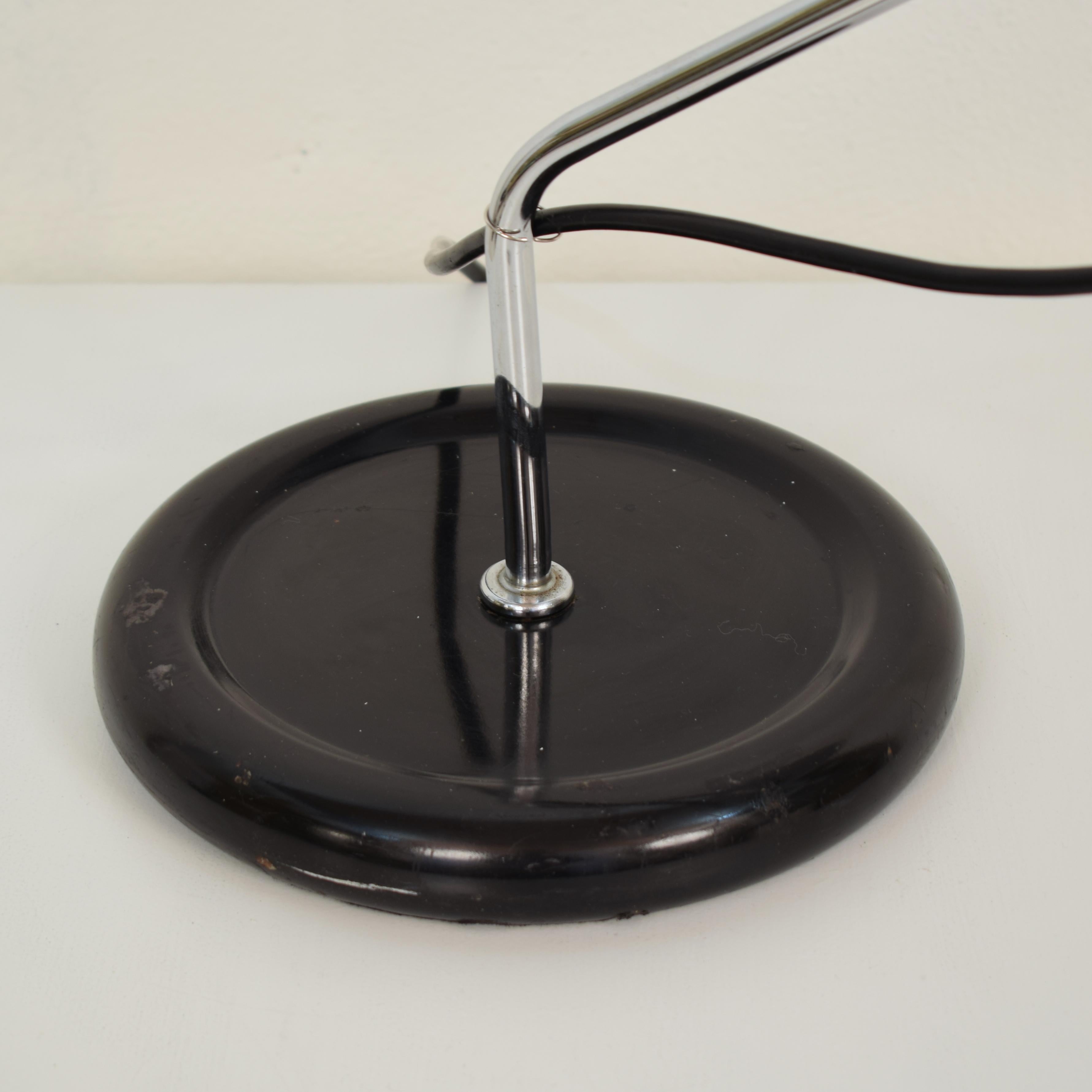Schwarz-weiße Tischlampe aus der Mitte des Jahrhunderts, Modell Libellula von Harvey Guzzini, 1970er Jahre (Moderne der Mitte des Jahrhunderts) im Angebot