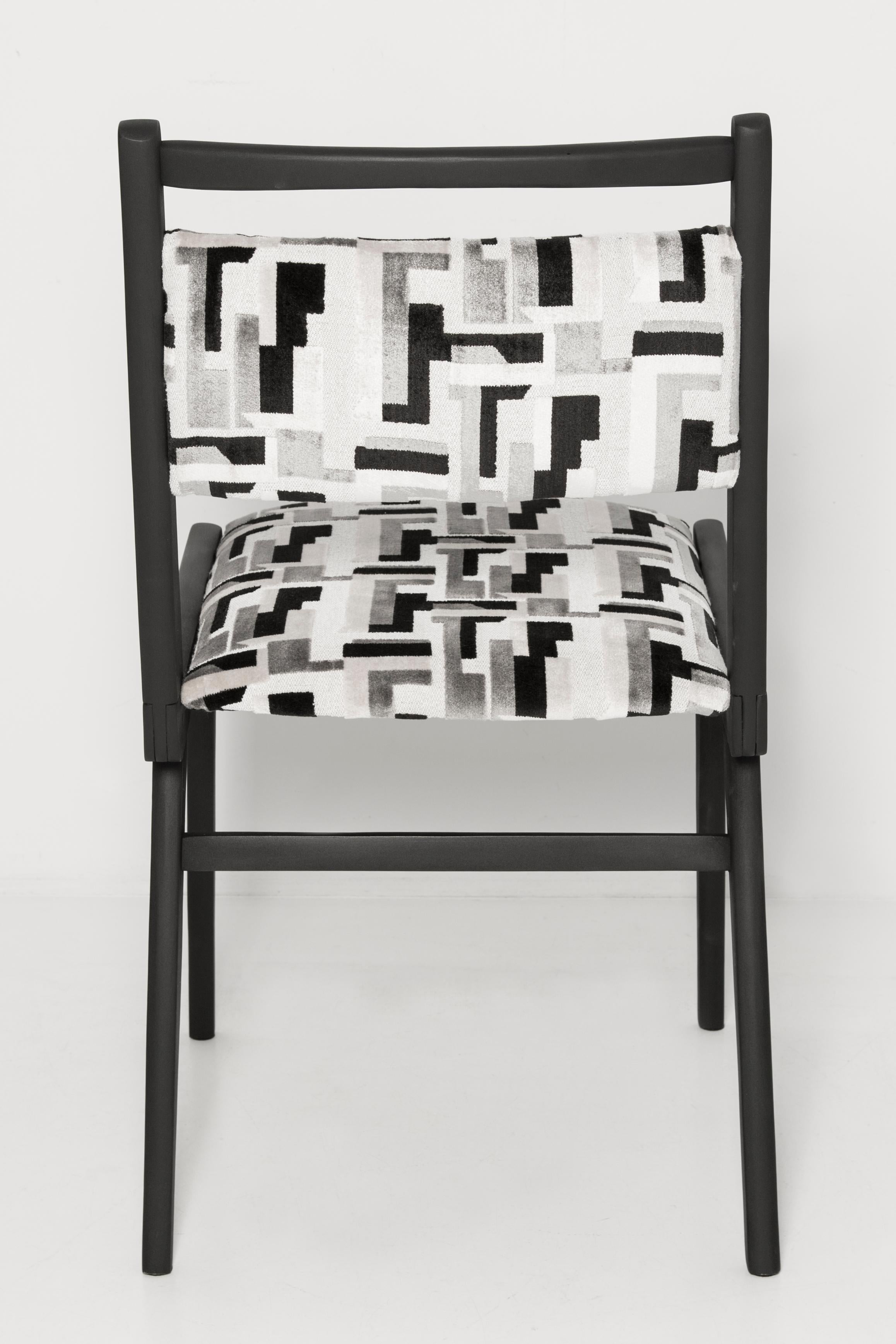 Mid Century Black and White Velvet JAR Chair, Poland, Europe, 1960s. In Excellent Condition For Sale In 05-080 Hornowek, PL