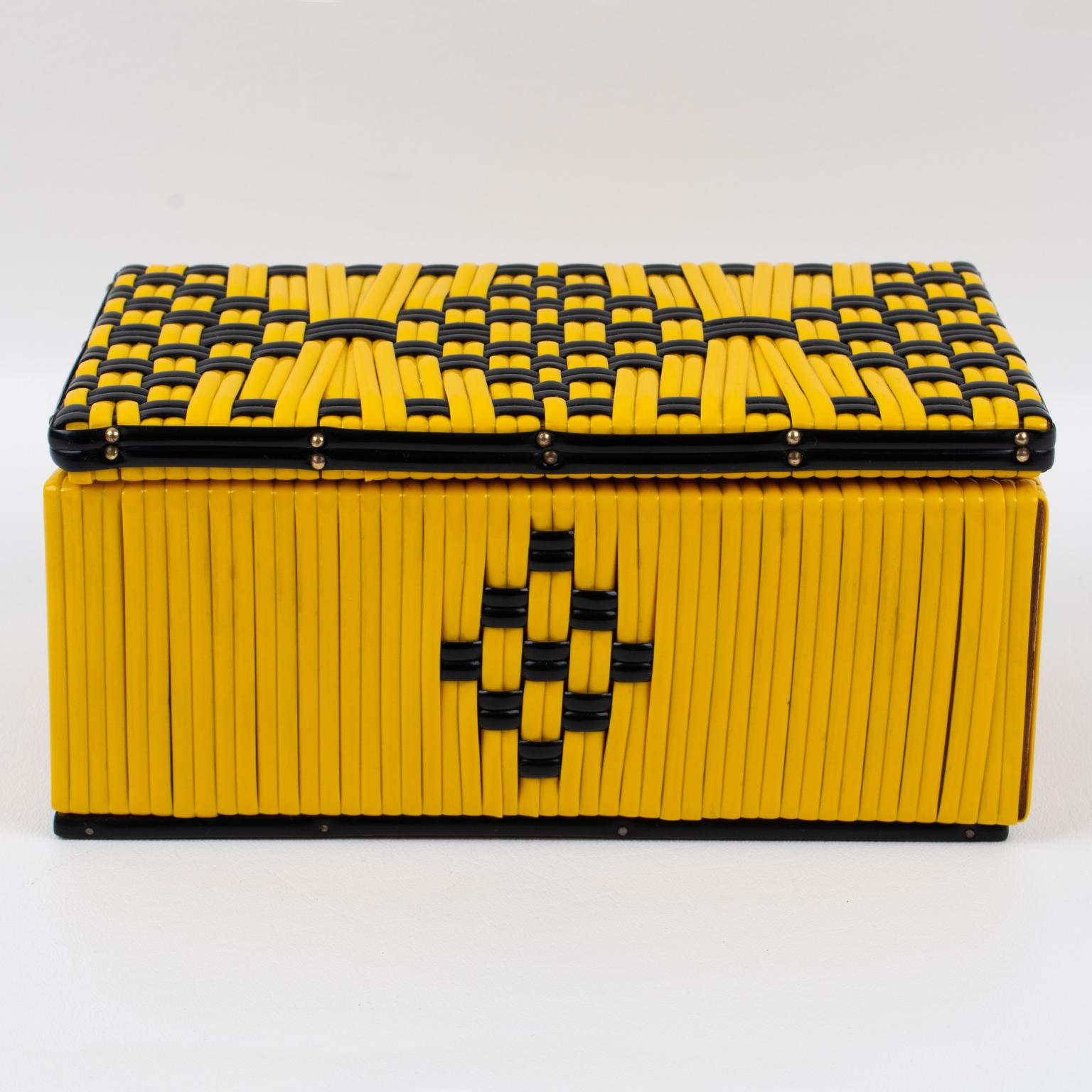 Mid-Century Modern Boîte à appliques en plastique noir et jaune du milieu du siècle dernier, France, années 1950 en vente