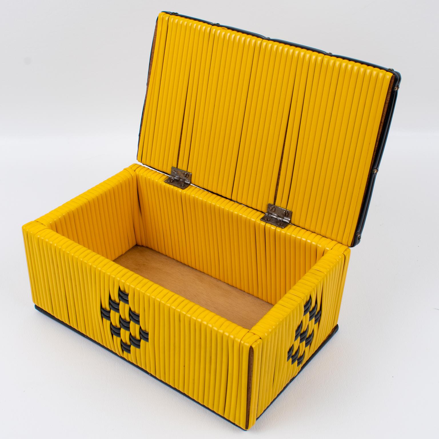 Milieu du XXe siècle Boîte à appliques en plastique noir et jaune du milieu du siècle dernier, France, années 1950 en vente