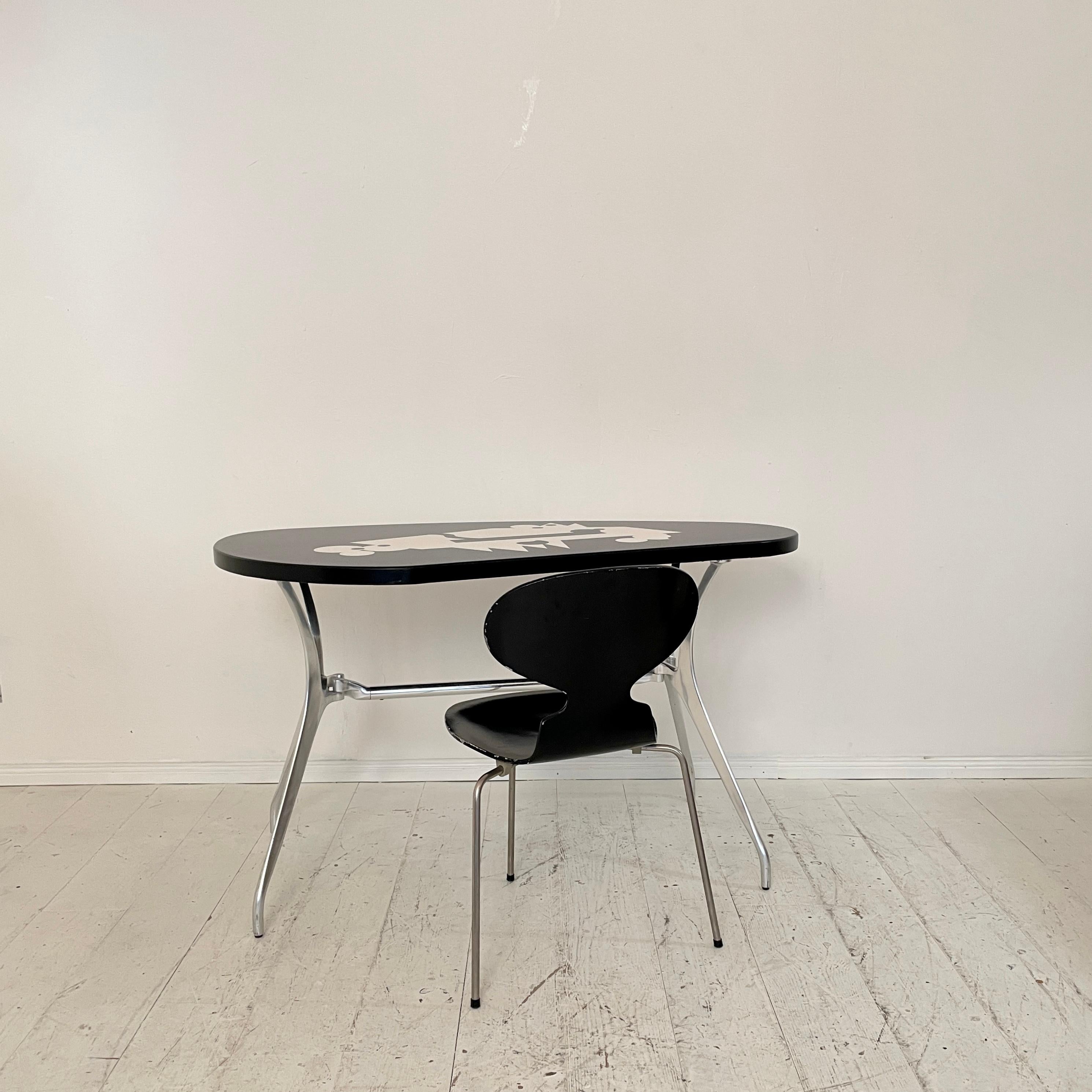 Cette magnifique chaise Fourmi du début du siècle dernier, créée par Arne Jacobsen pour Fritz Hansen, a été fabriquée vers 1957.
La chaise est composée d'une base en acier et d'une assise en contreplaqué laqué noir.
Il est en excellent état