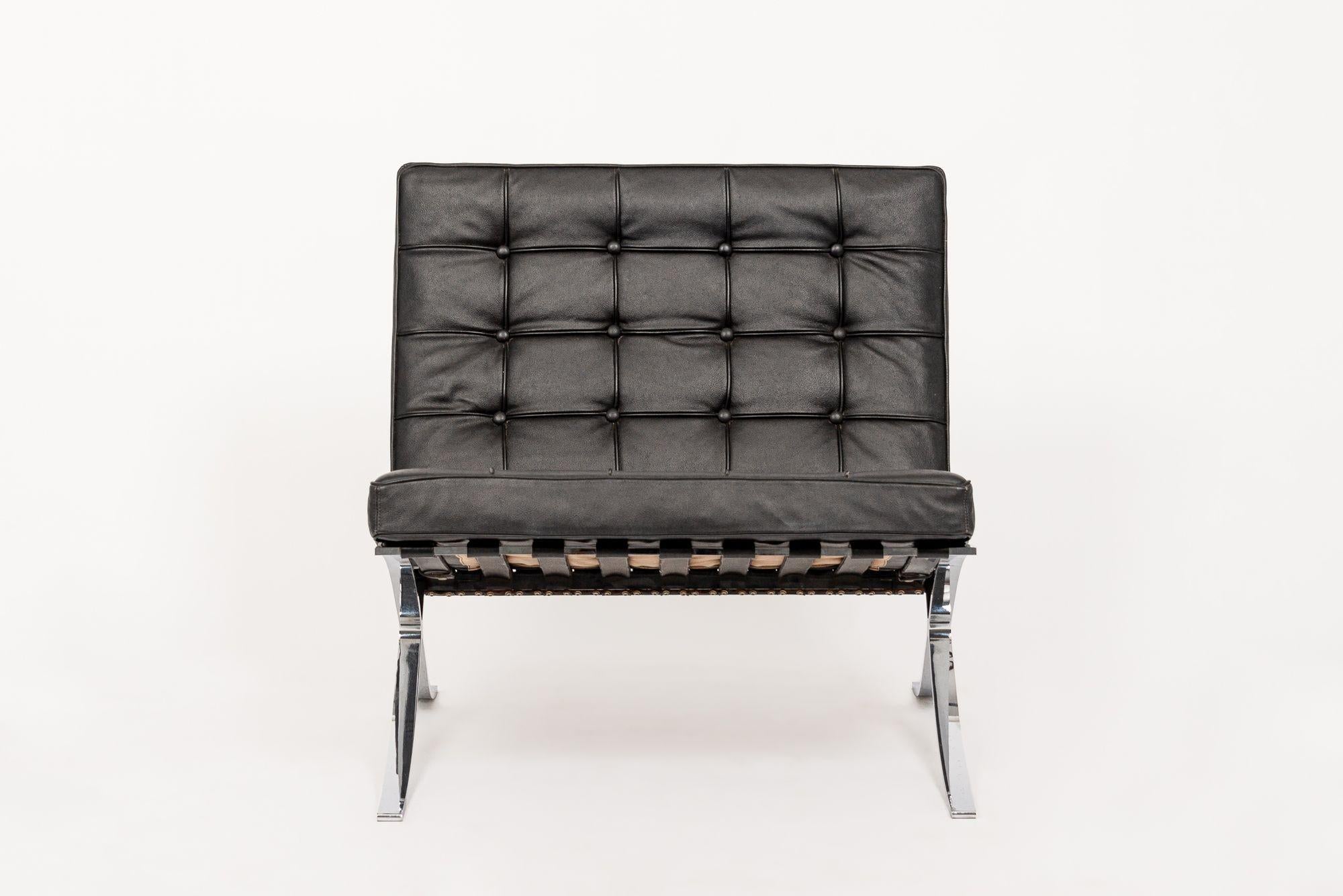 This vintage mid century modern black Barcelona chair designed by Mies van der Rohe for Knoll (attr.) is circa early 1990s. This iconic Bauhaus chair originally designed by Ludwig Mies van der Rohe and Lilly Reich in 1929 for the Barcelona Pavillion