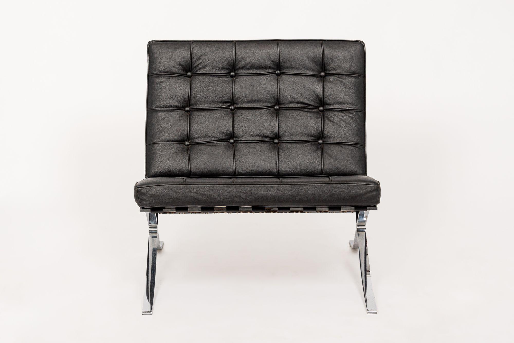 Esta silla negra Barcelona vintage de mediados del siglo XX, diseñada por Mies van der Rohe para Knoll (atr.), data de principios de la década de 1990. Esta icónica silla de la Bauhaus, diseñada originalmente por Ludwig Mies van der Rohe y Lilly
