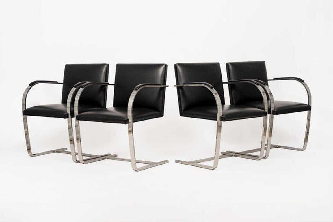Cet ensemble de quatre fauteuils Brno de Mies van der Rohe a été fabriqué par Knoll au milieu des années 2010. Ces chaises emblématiques du Bauhaus ont été conçues à l'origine par Ludwig Mies van der Rohe en 1930 pour la résidence Tugendhat à Brno,