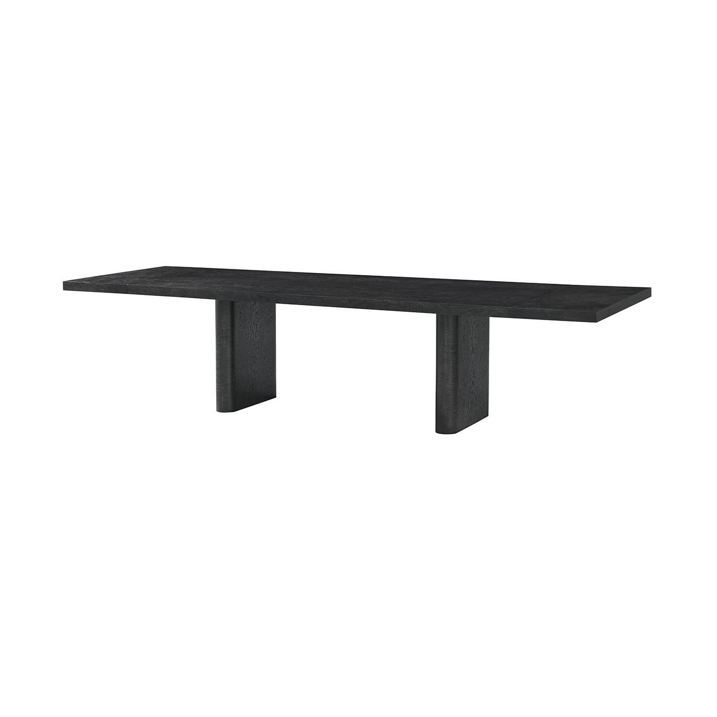 Avec son luxueux placage de frêne noir Tamo, cette pièce est conçue pour être un point focal frappant dans n'importe quel espace de salle à manger.

Le placage de frêne Tamo noir et silencieux respire le luxe, ce qui en fait un complément parfait à