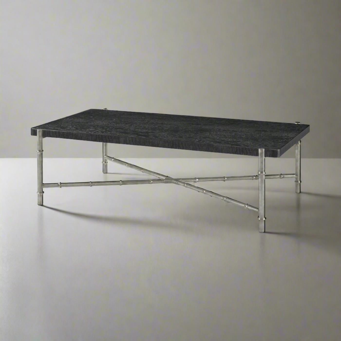 Des lignes élancées forment un design léger et aérien dans la table basse moderne. Une combinaison gracieuse de bois de frêne Tamo dans une finition noire silencieuse foncée au sommet d'une base organique en faux bois.

Dimensions : 55