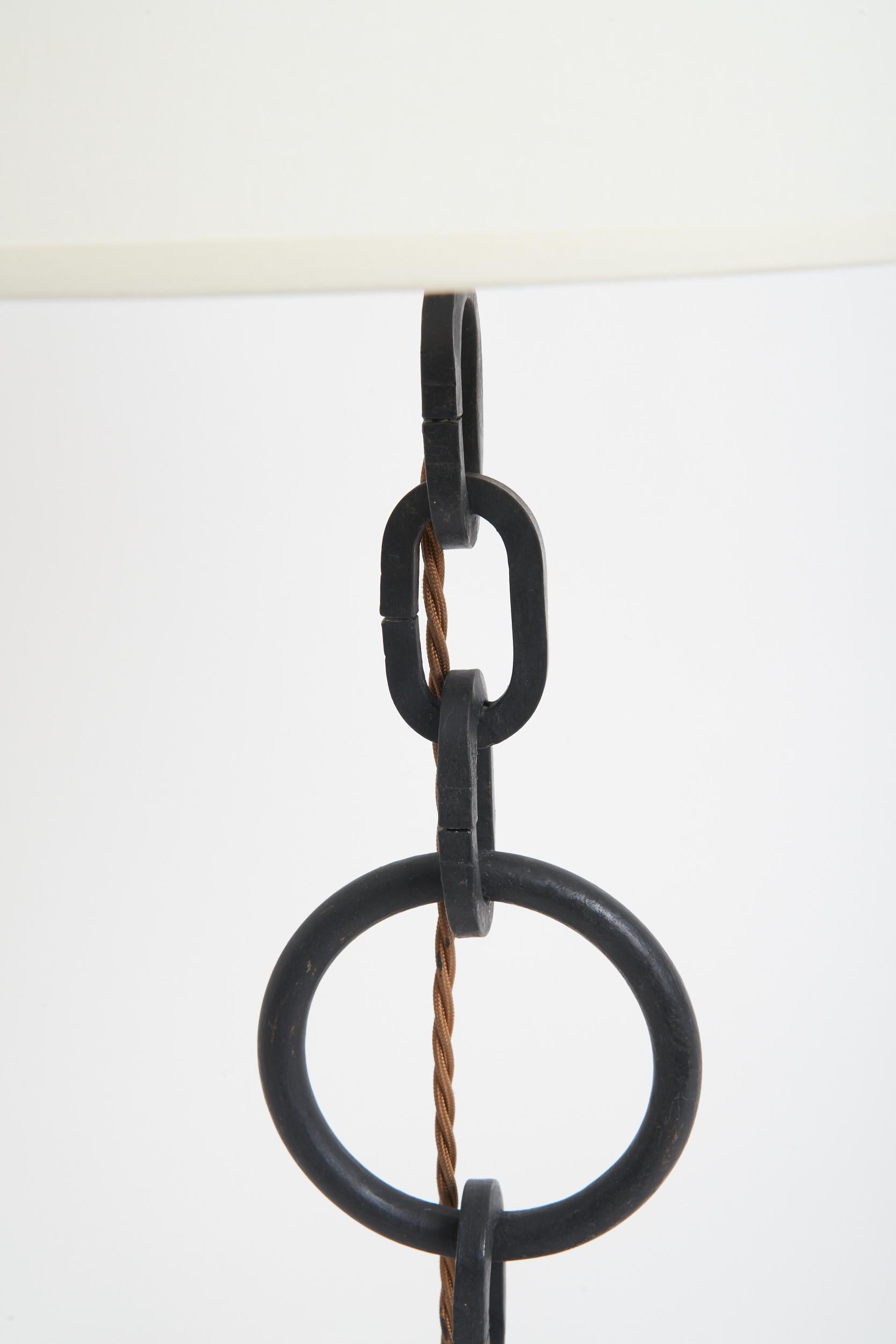 Mid-Century Modern Lampe de table en chaîne noire du milieu du siècle en vente