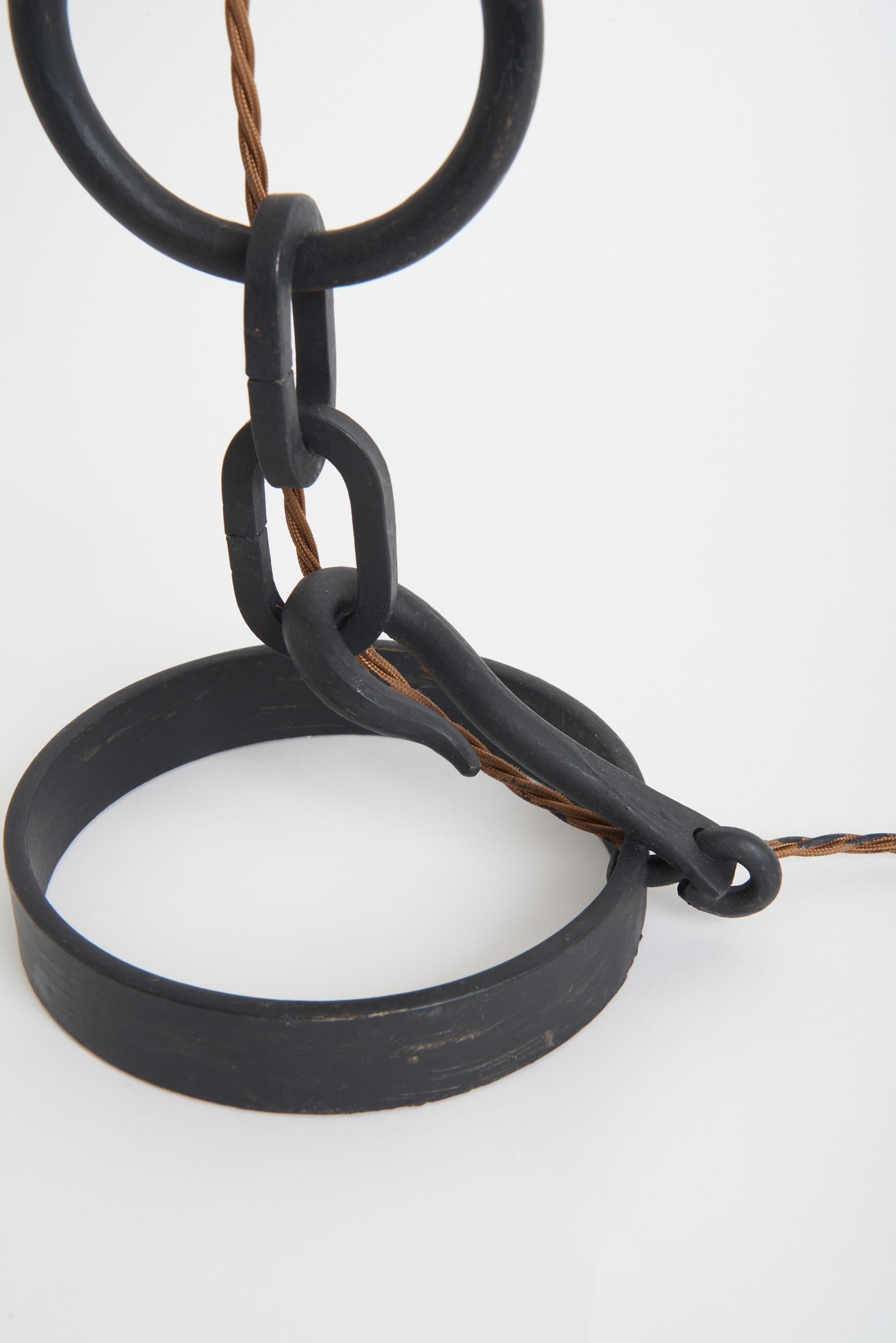 Lampe de table en chaîne noire du milieu du siècle Bon état - En vente à London, GB