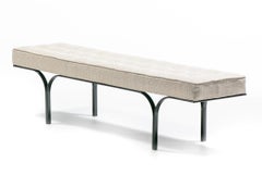 Banco de metal esmaltado negro de mediados de siglo con tapicería dorada y marfil acolchada