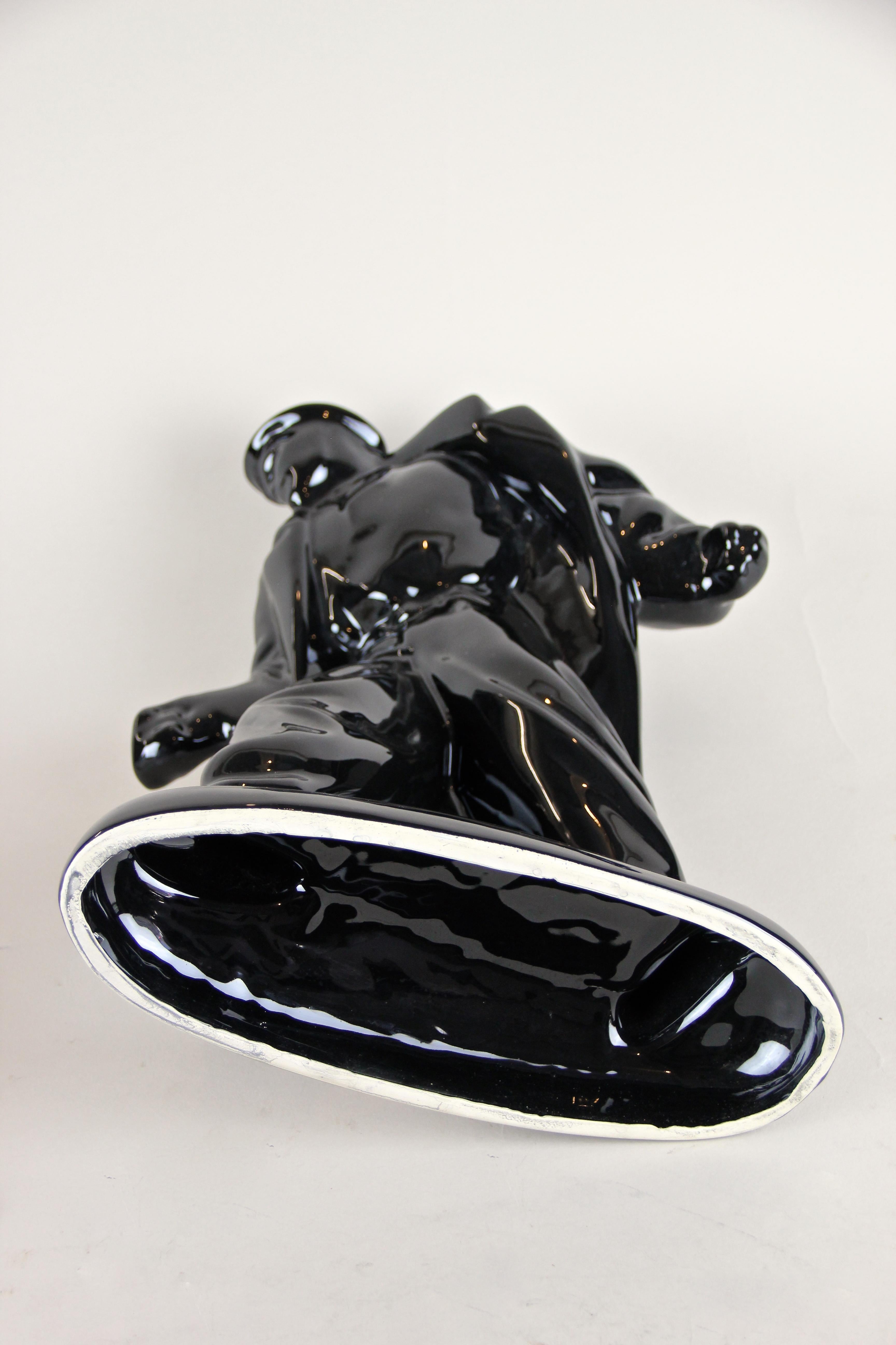 Sculpture figurative noire du milieu du siècle 