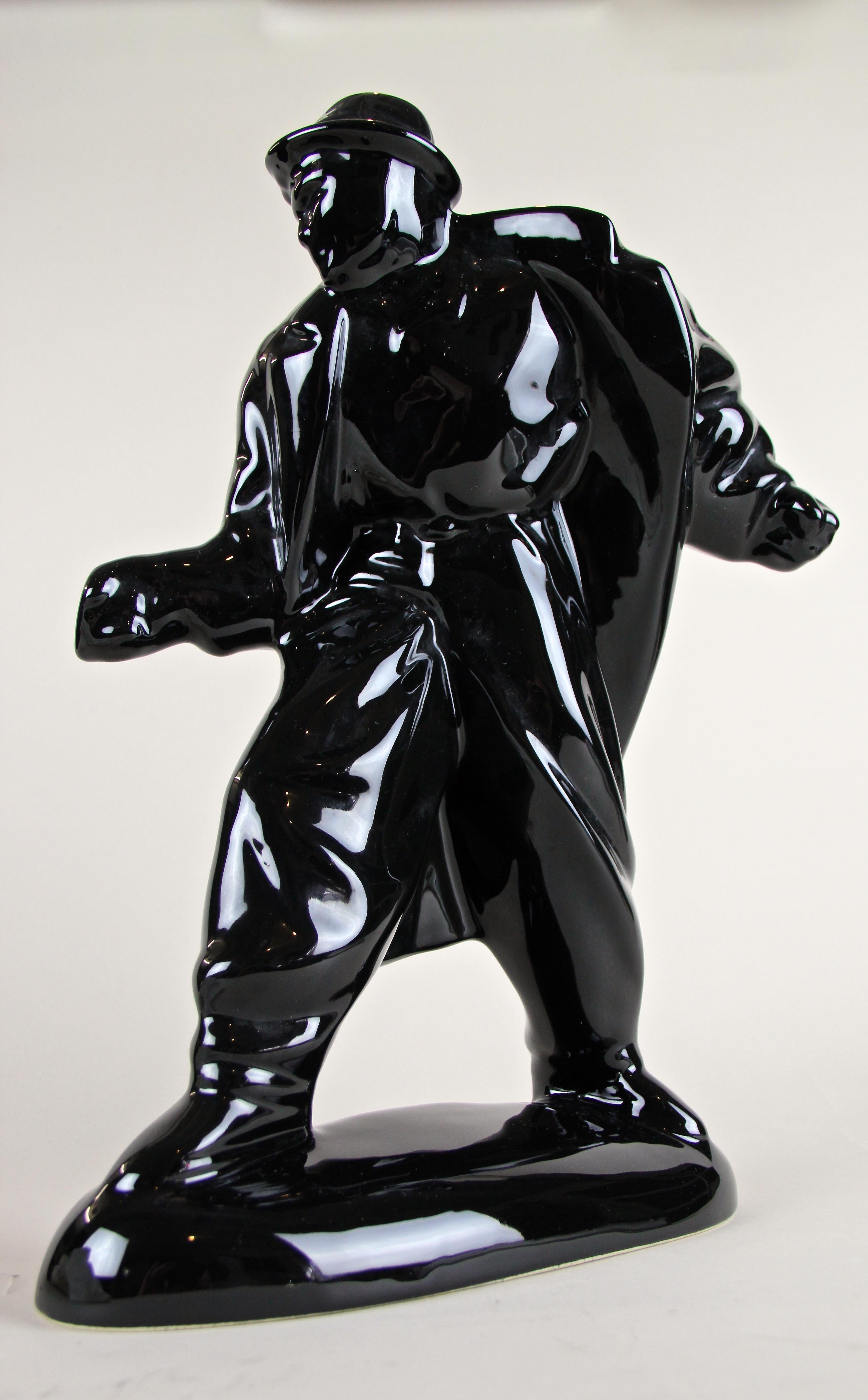 Sculpture figurative noire du milieu du siècle 