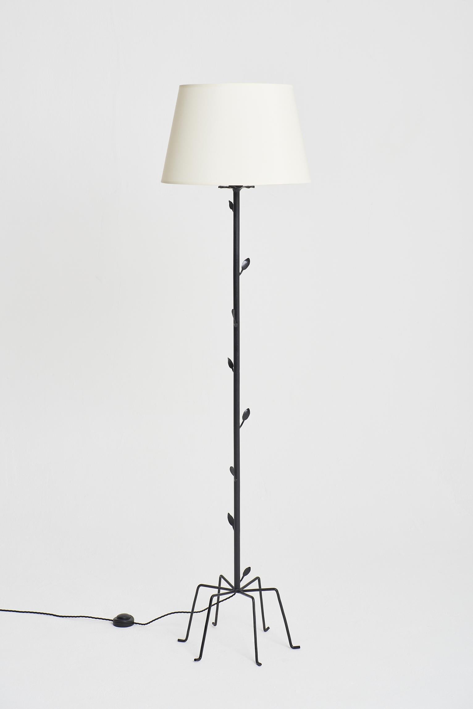 A black enamelled wrought iron floor lamp, with leaves motifs.
Second half of the 20th century.
With the shade: 158 cm high by 41 cm diameter.
Lamp base only: 137 cm high by 36 cm diameter.