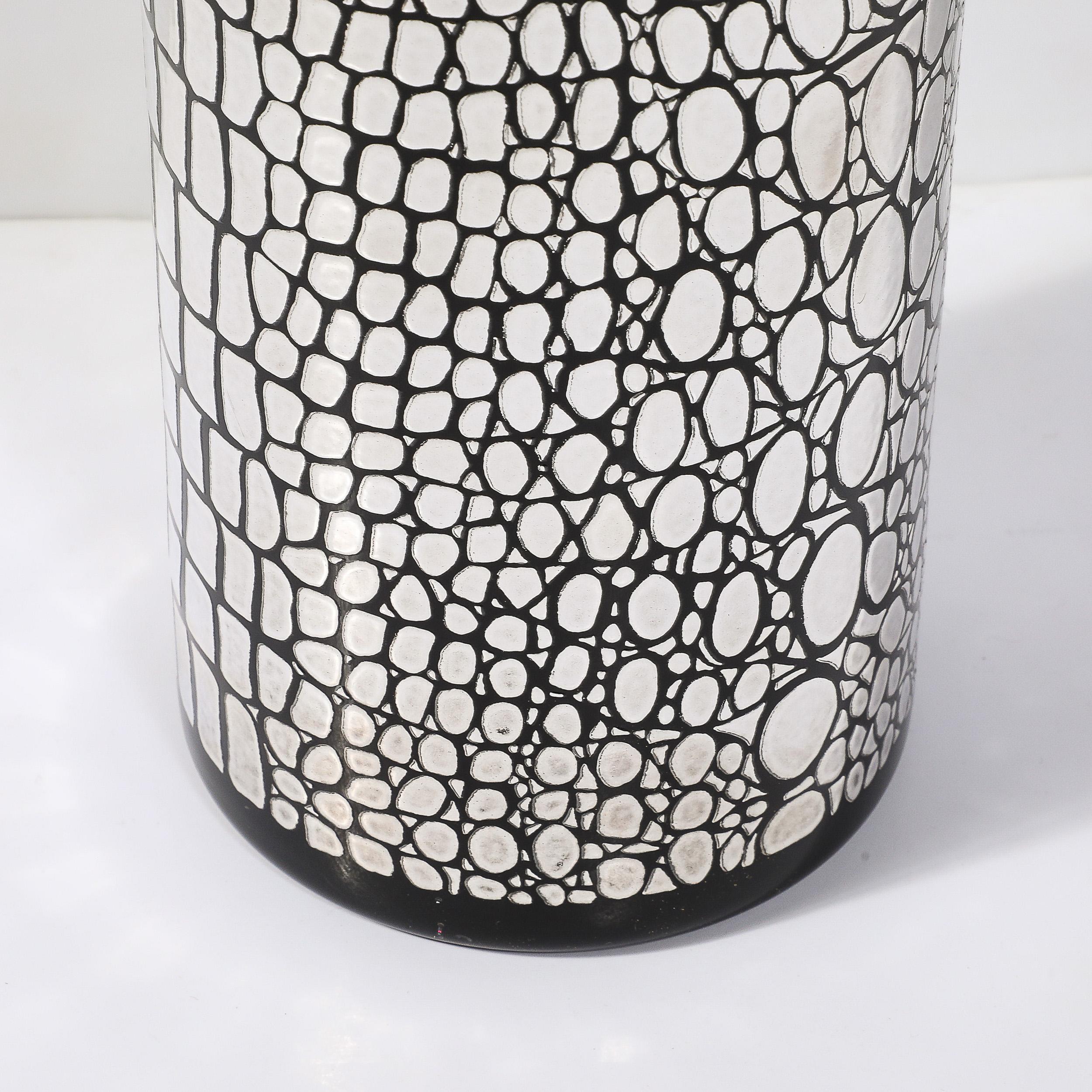 Vaso in vetro nero di metà secolo con motivo a coccodrillo sovrapposto in argento sterling in vendita 3