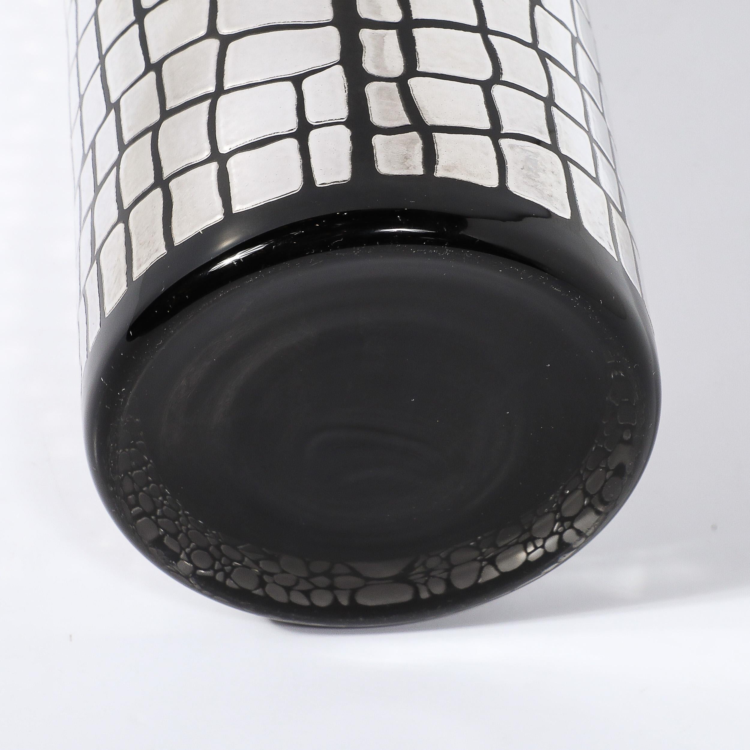 Vaso in vetro nero di metà secolo con motivo a coccodrillo sovrapposto in argento sterling in vendita 4