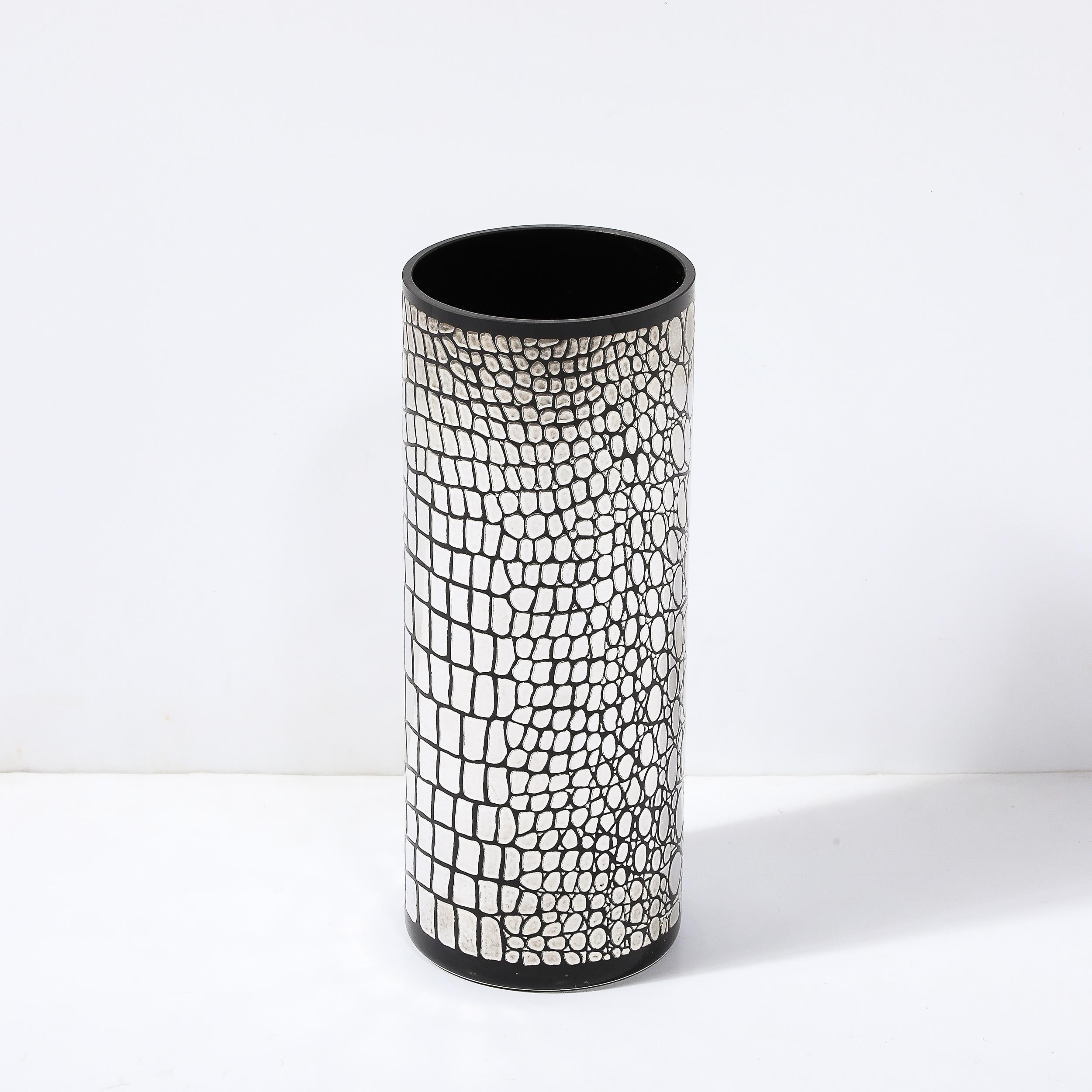 Mid-Century moderno Vaso in vetro nero di metà secolo con motivo a coccodrillo sovrapposto in argento sterling in vendita