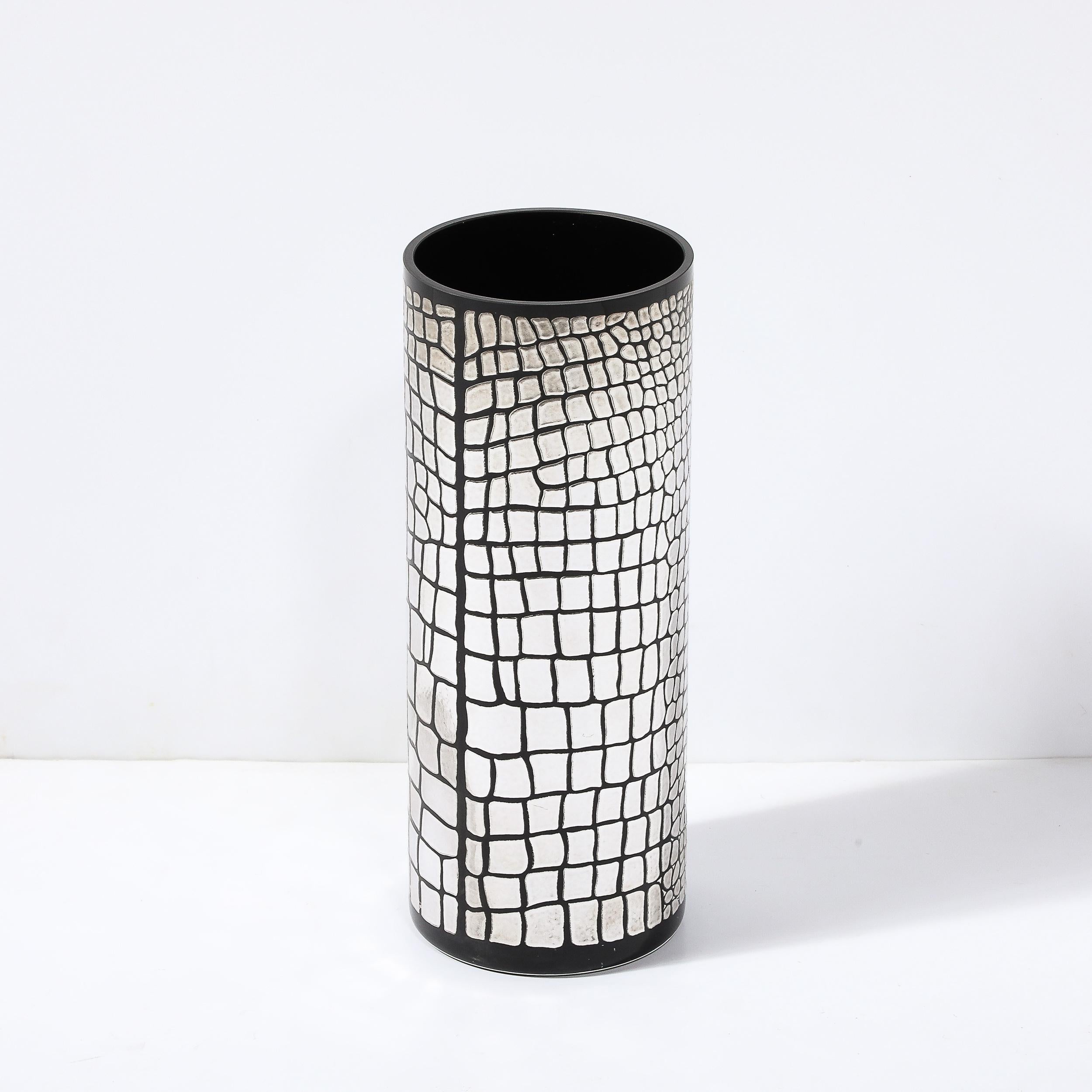 Italiano Vaso in vetro nero di metà secolo con motivo a coccodrillo sovrapposto in argento sterling in vendita