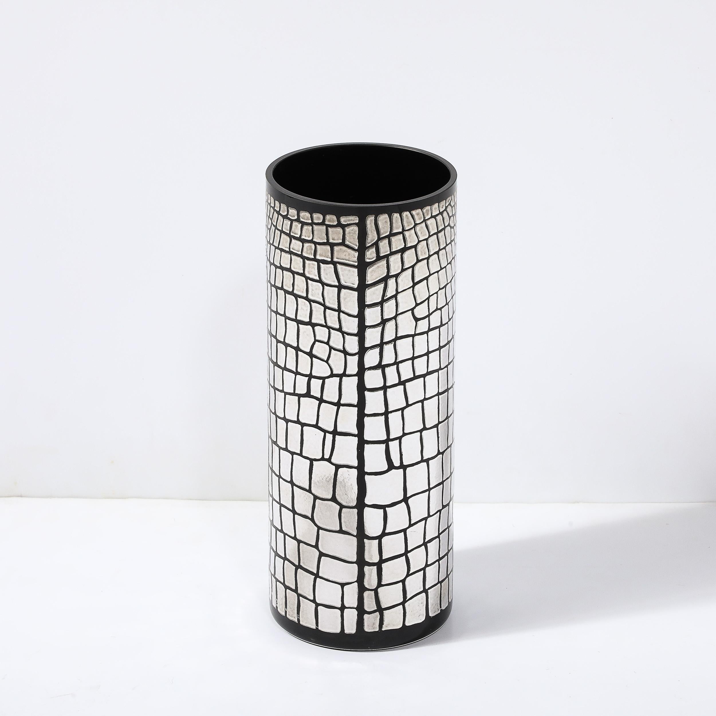 Vaso in vetro nero di metà secolo con motivo a coccodrillo sovrapposto in argento sterling In condizioni ottime in vendita a New York, NY