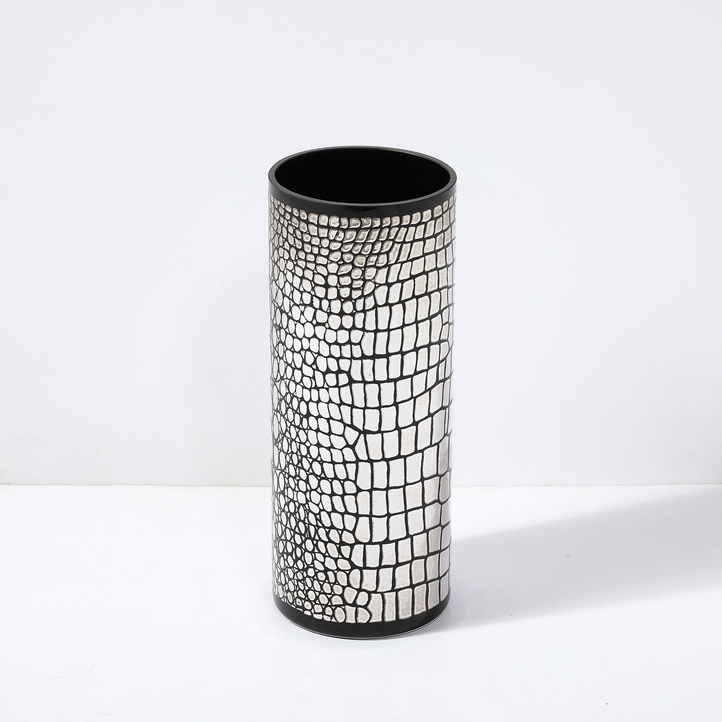Fine XX secolo Vaso in vetro nero di metà secolo con motivo a coccodrillo sovrapposto in argento sterling in vendita