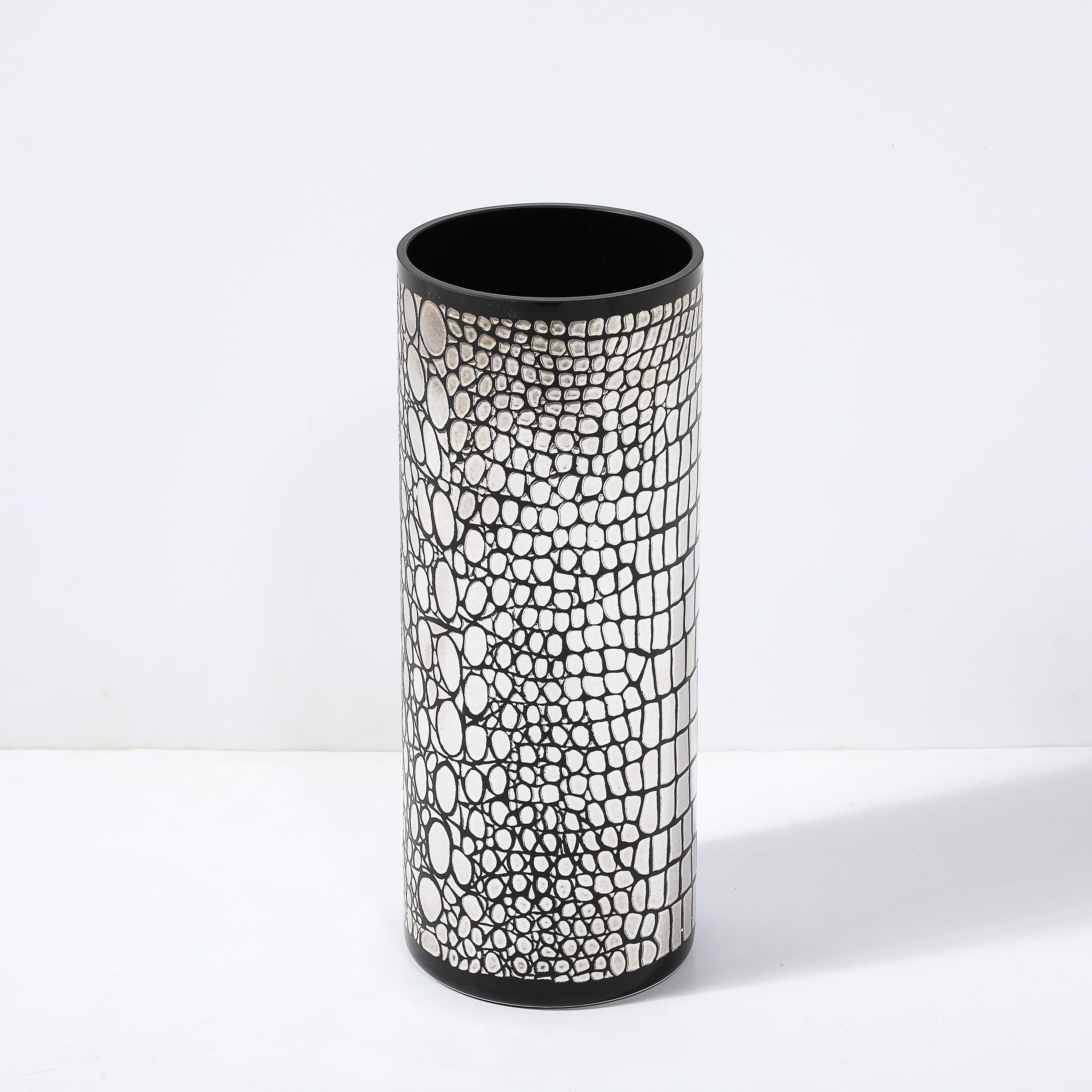 Argento 925 Vaso in vetro nero di metà secolo con motivo a coccodrillo sovrapposto in argento sterling in vendita