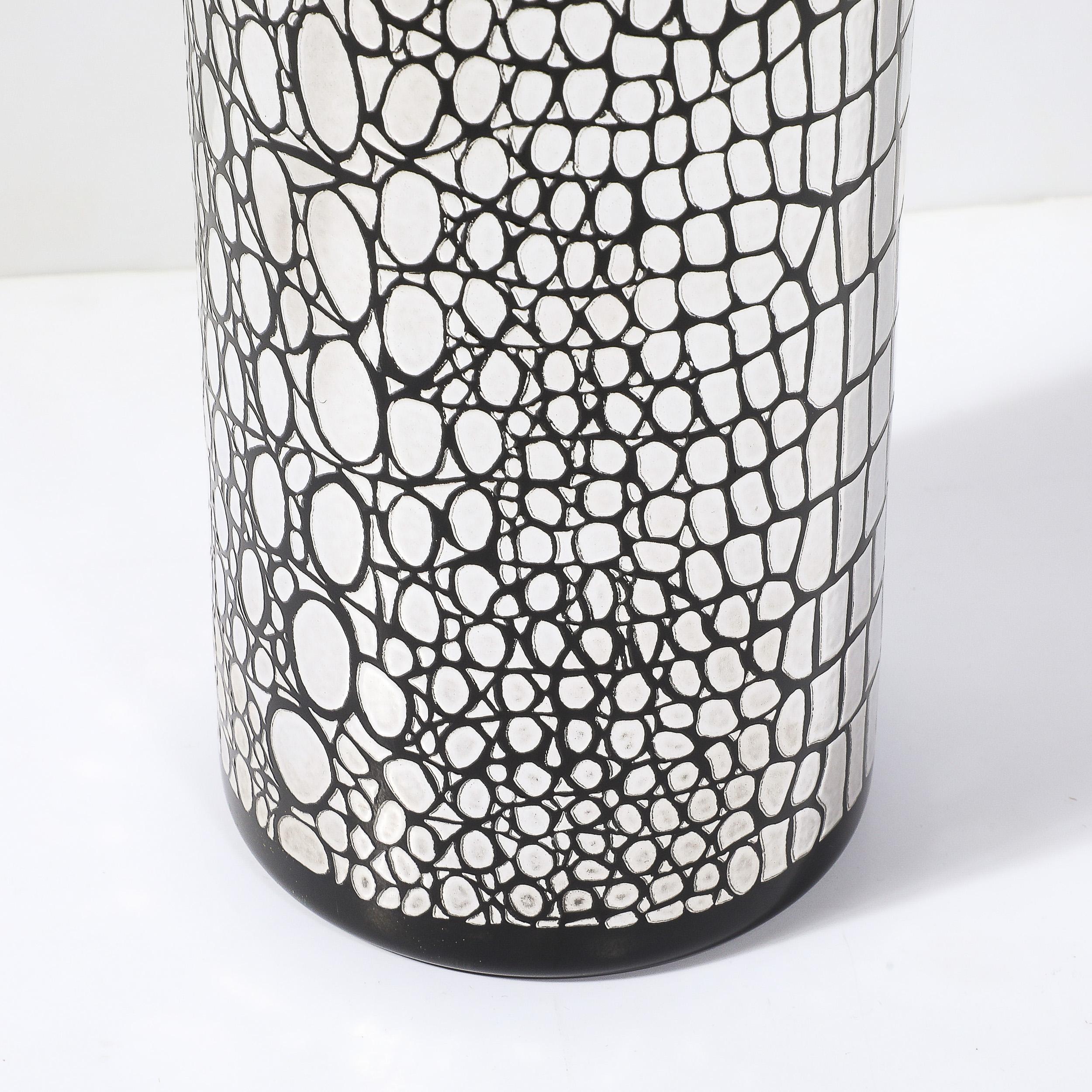 Vaso in vetro nero di metà secolo con motivo a coccodrillo sovrapposto in argento sterling in vendita 1