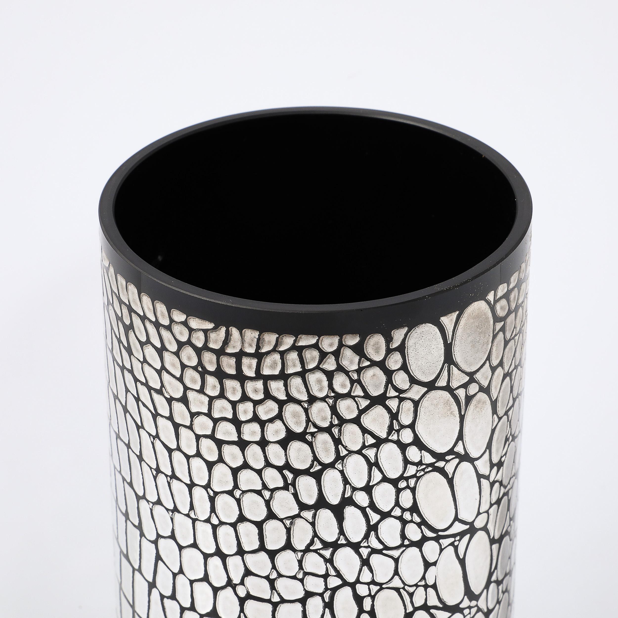 Vaso in vetro nero di metà secolo con motivo a coccodrillo sovrapposto in argento sterling in vendita 2