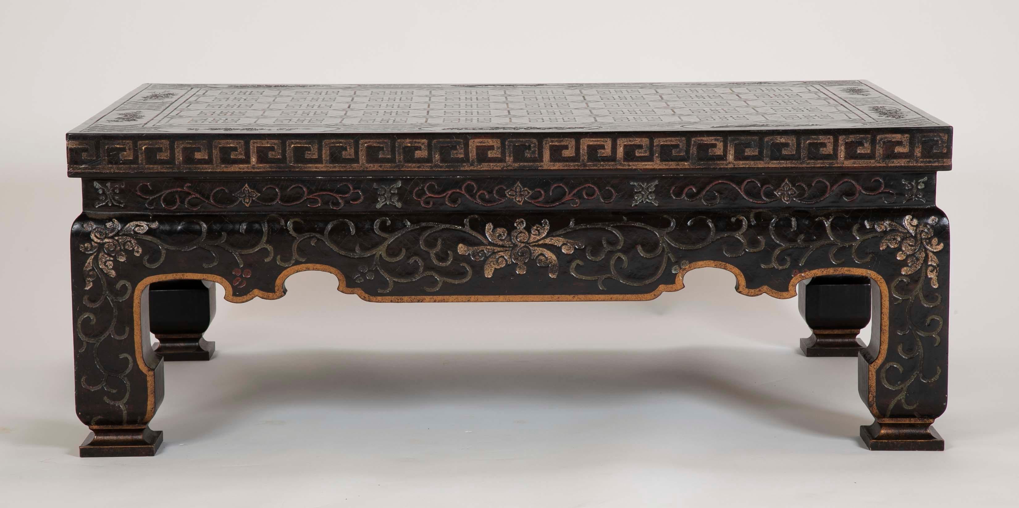 Midcentury Black Lacquer and Gilt Coffee Table with Chinoiserie Decoration In Good Condition In Stamford, CT