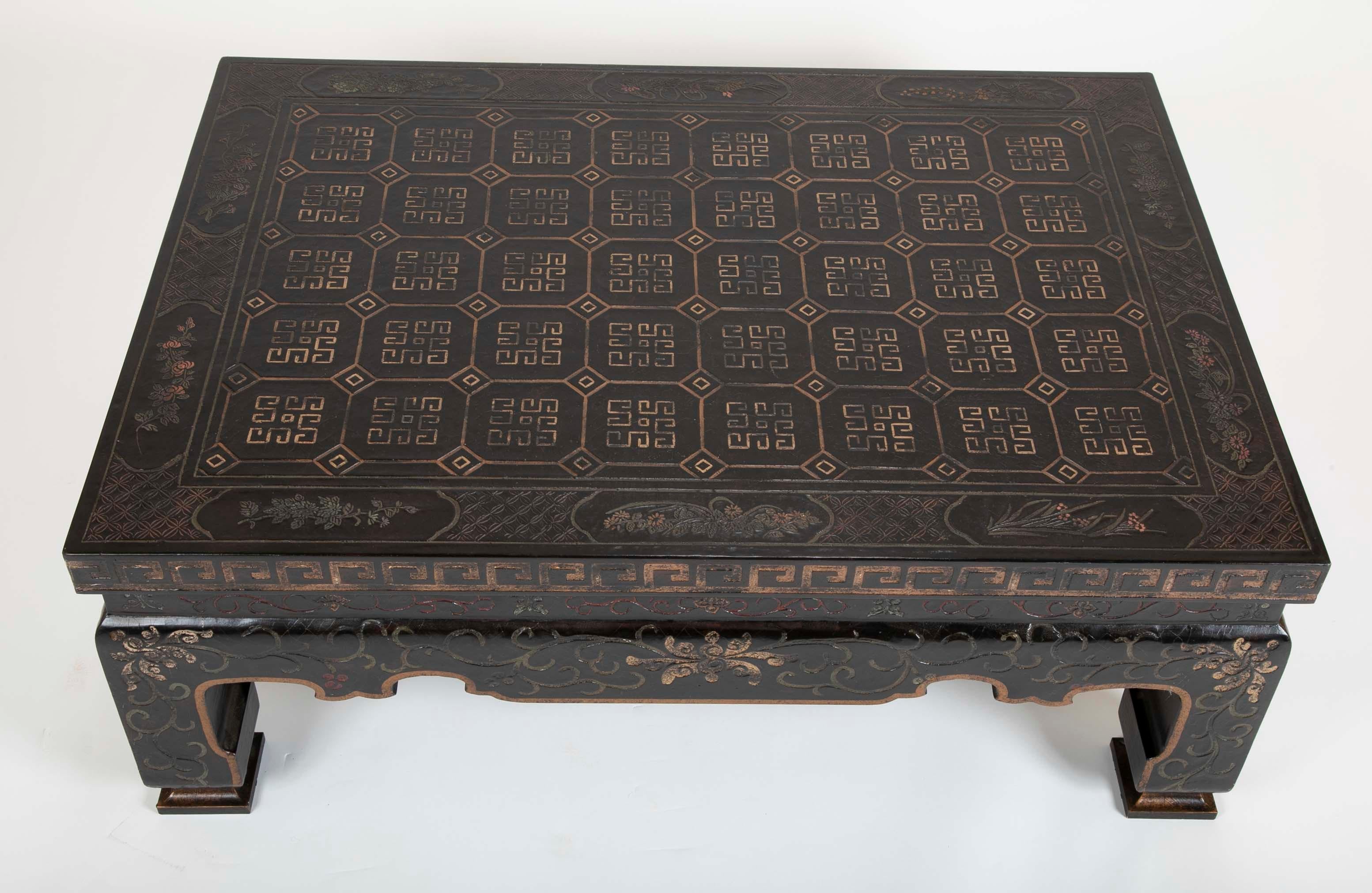 Midcentury Black Lacquer and Gilt Coffee Table with Chinoiserie Decoration 3