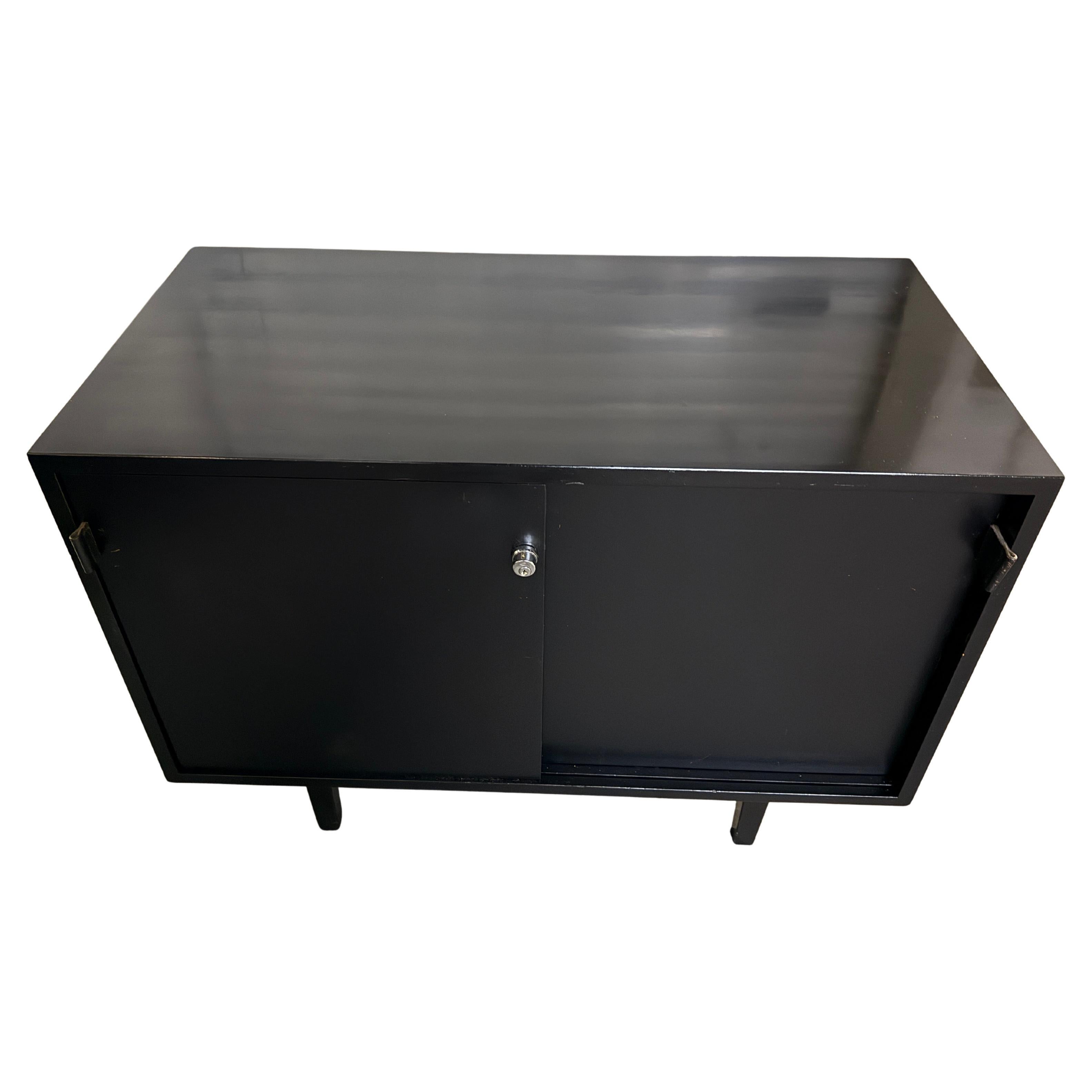 Petite crédence noire Knoll - Magnifique crédence pratique pour le salon ou le bureau. Il est équipé de deux (2) portes coulissantes avec des poignées en cuir qui révèlent deux étagères réglables, une de chaque côté. Parfait pour vos besoins de