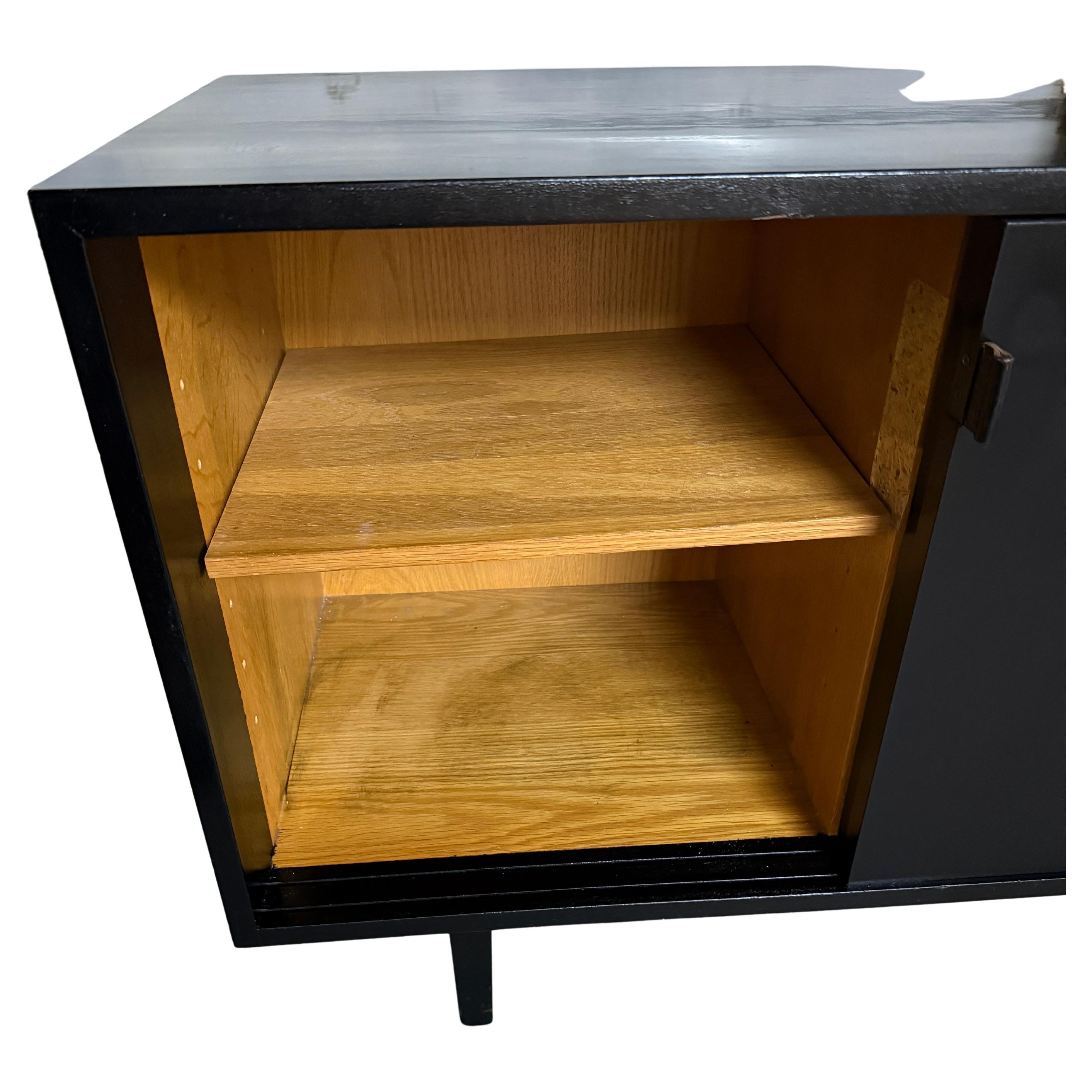 20ième siècle Mid century Black Lacquer Florence Knoll office Cabinet Credenza leather pulls