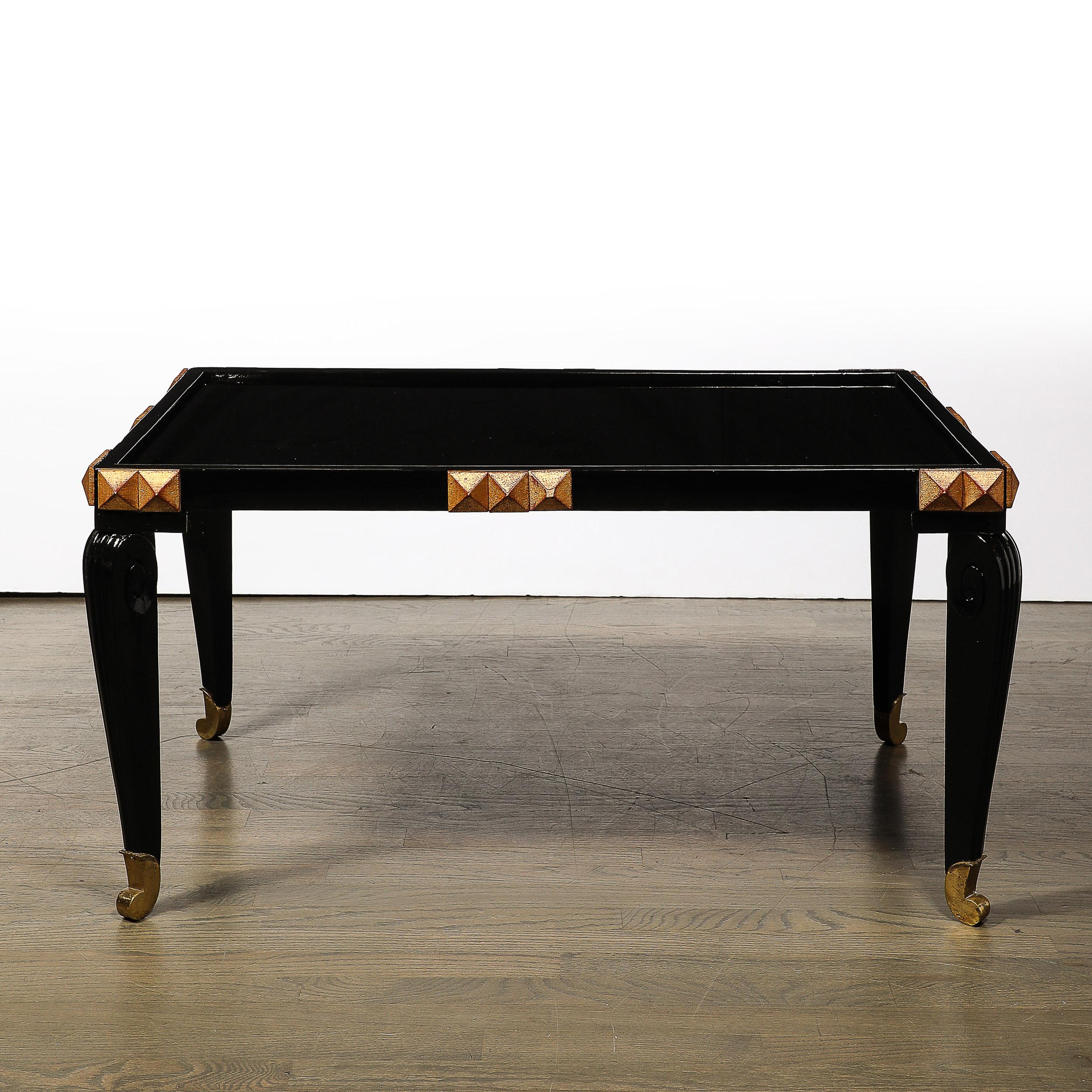 Table de cocktail du milieu du siècle dernier en laque noire, bois doré et laiton avec plateau en Vitrolite en vente 8