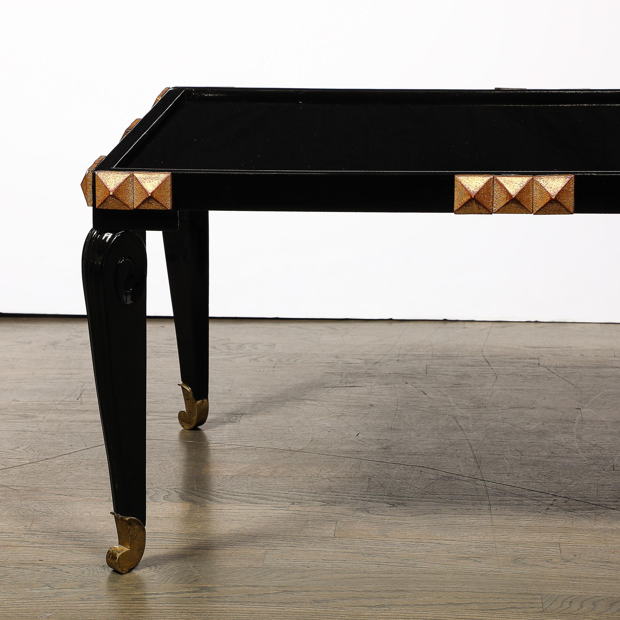 Mid-Century Modern Table de cocktail du milieu du siècle dernier en laque noire, bois doré et laiton avec plateau en Vitrolite en vente