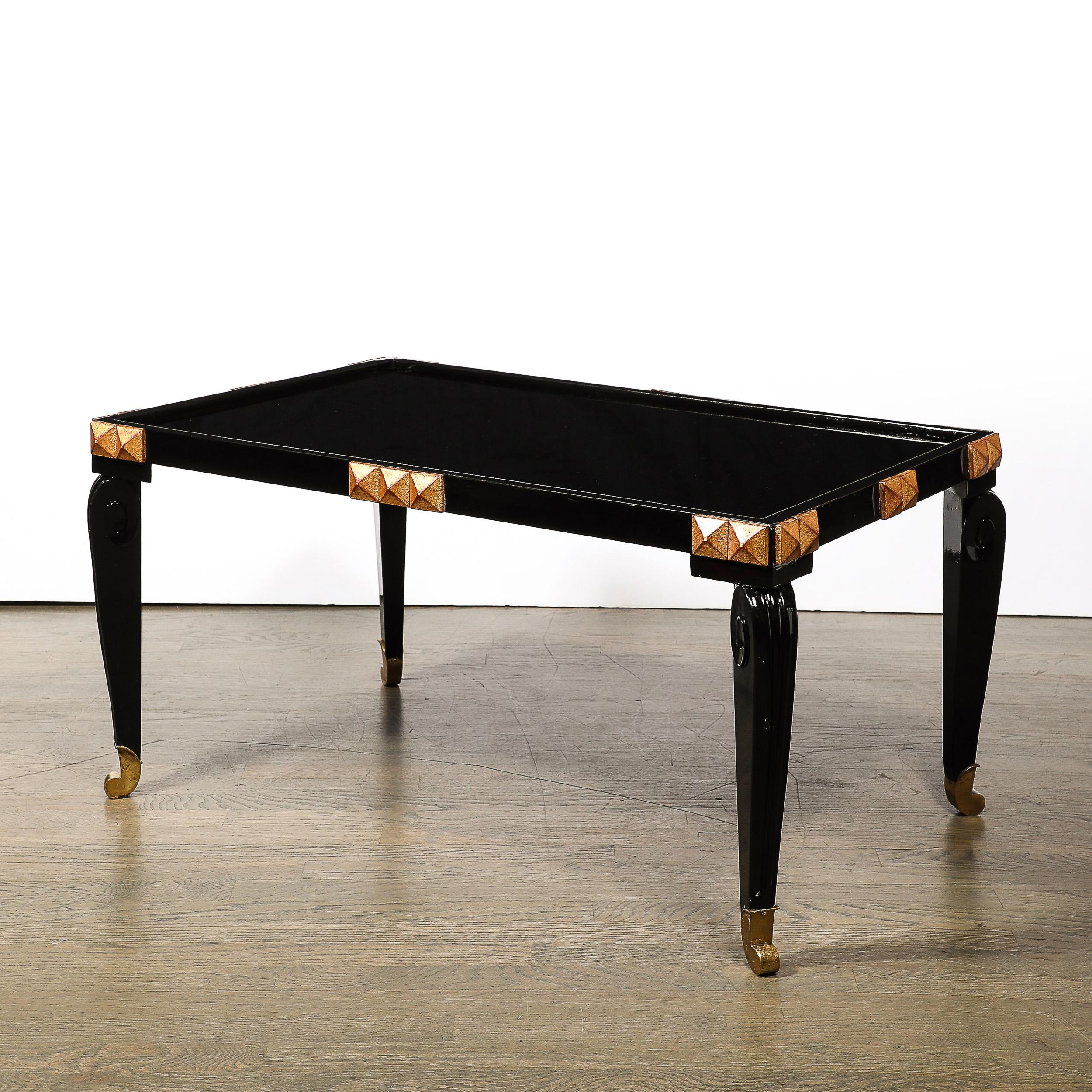 Table de cocktail du milieu du siècle dernier en laque noire, bois doré et laiton avec plateau en Vitrolite en vente 1