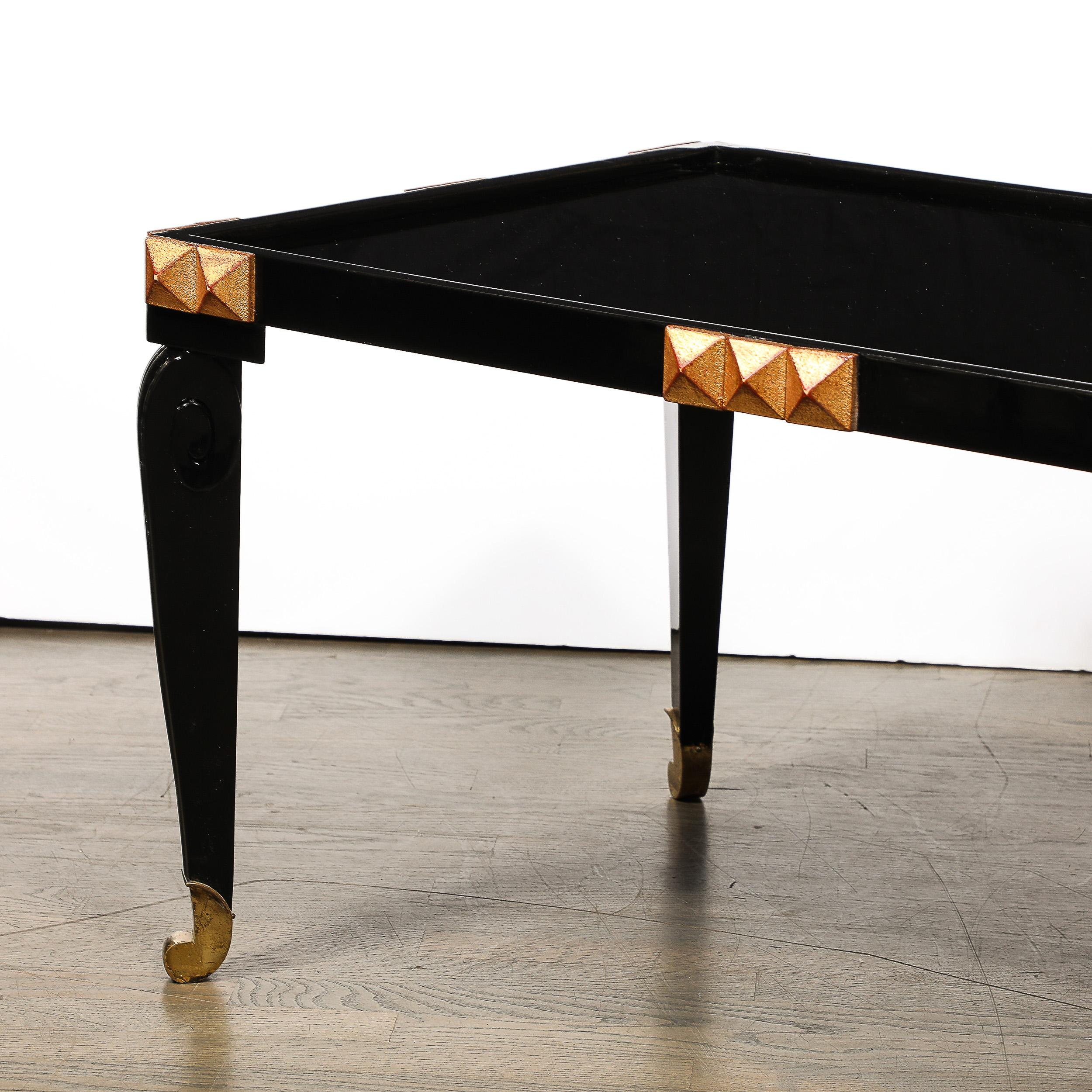 Table de cocktail du milieu du siècle dernier en laque noire, bois doré et laiton avec plateau en Vitrolite en vente 2