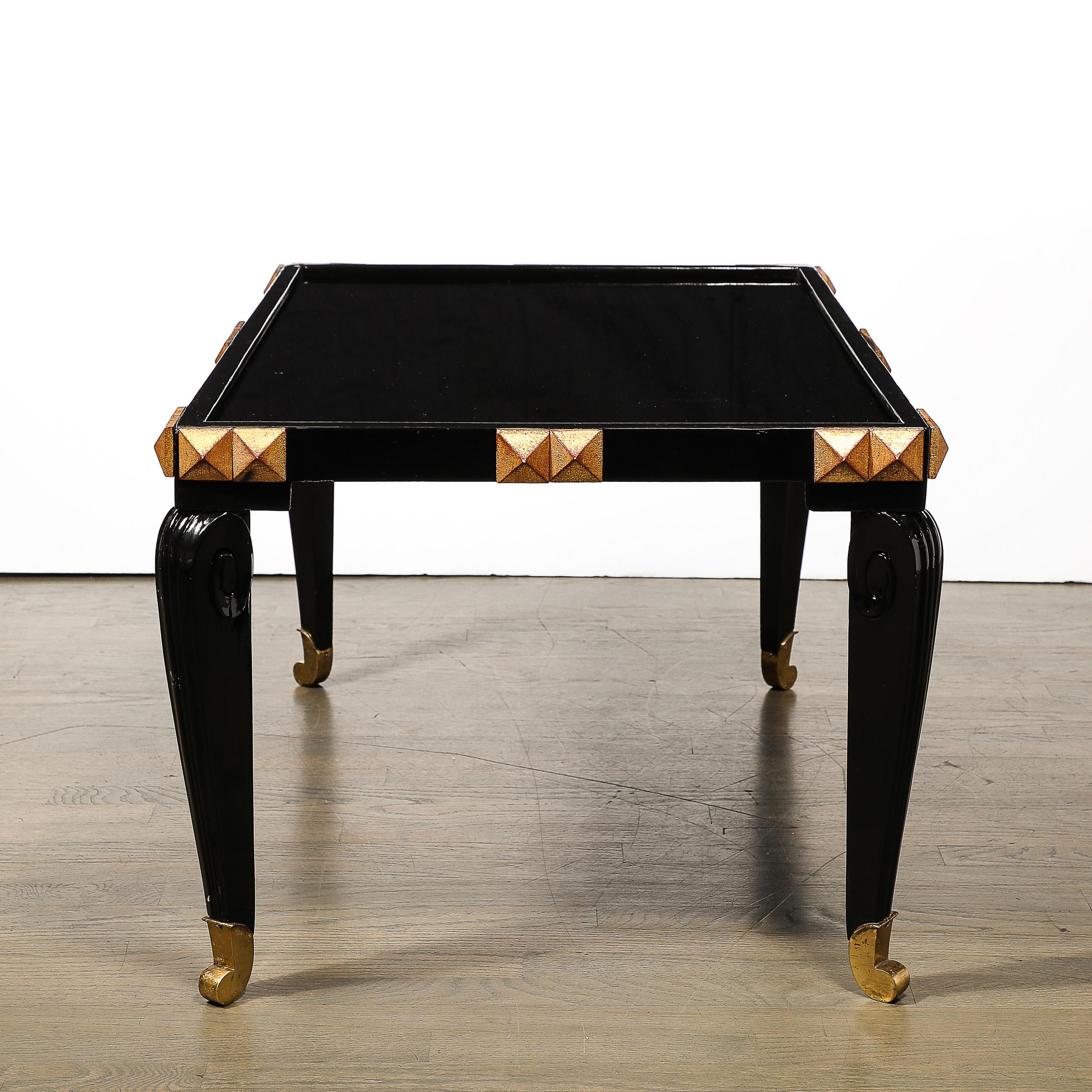 Table de cocktail du milieu du siècle dernier en laque noire, bois doré et laiton avec plateau en Vitrolite en vente 3