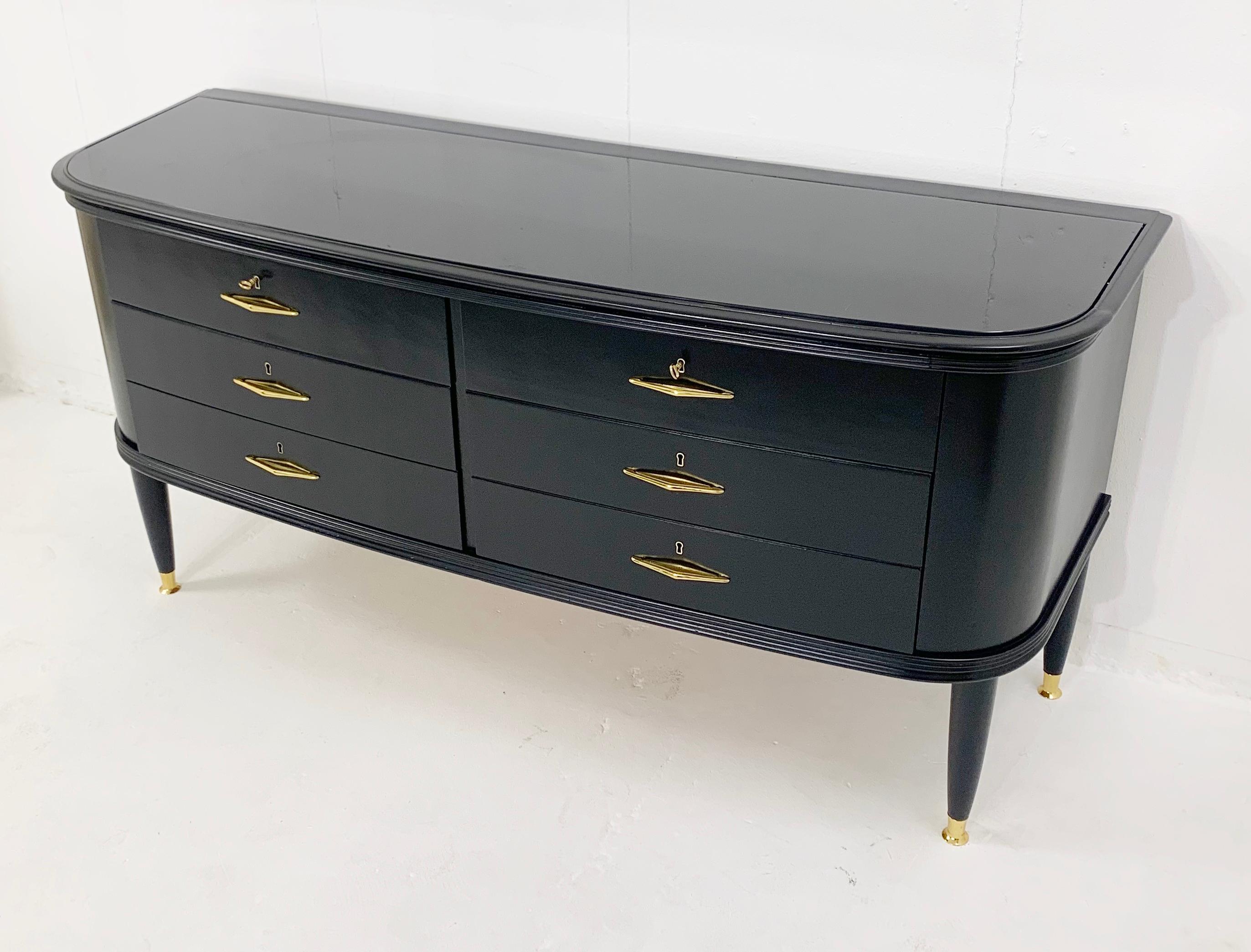 Mid-Century Black Lacquered Chest of Drawers with Glass Top, Italy, 1950s In Good Condition In Brussels, BE