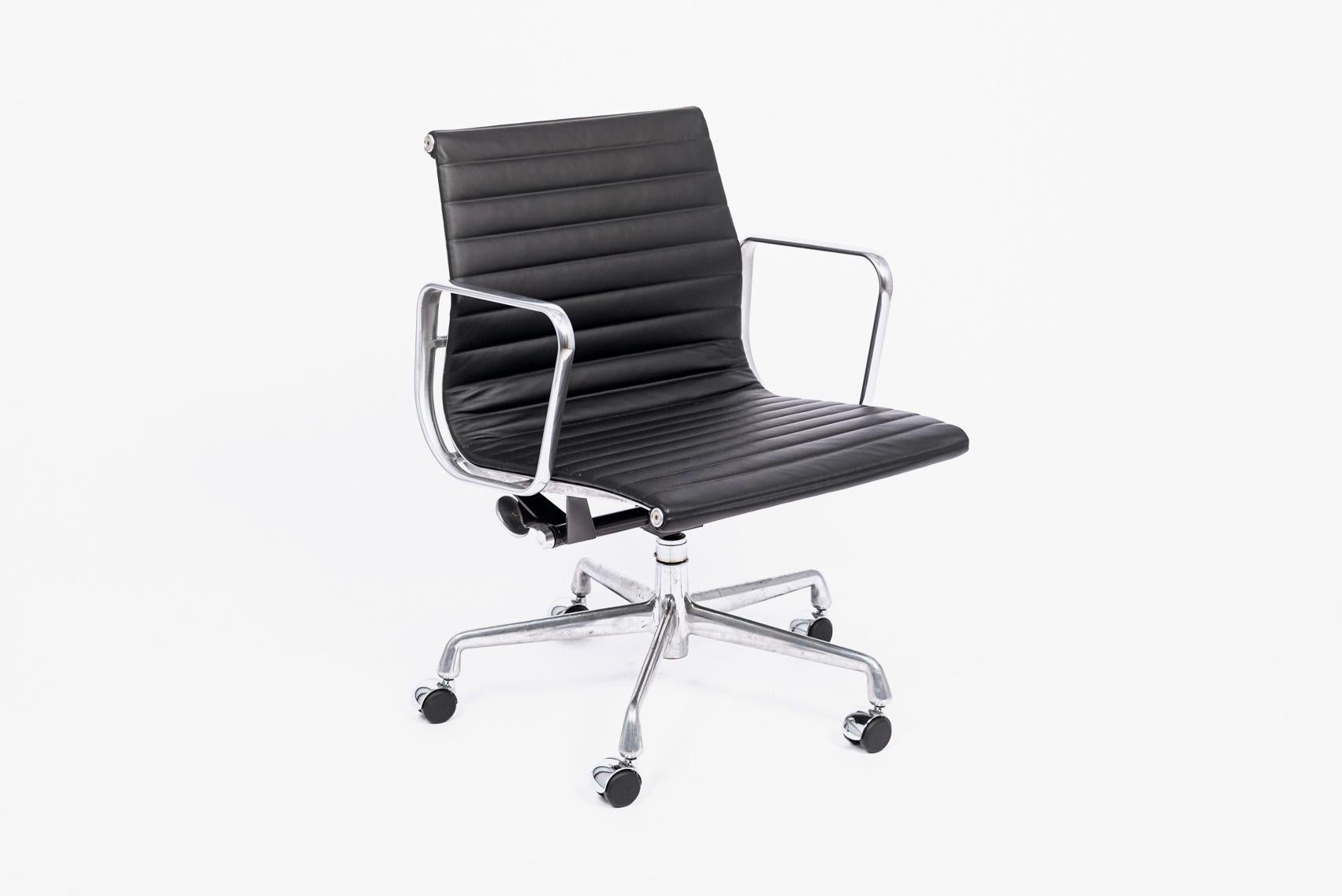 Der Bürostuhl Aluminum Group Management, entworfen von Charles & Ray Eames für Herman Miller, gehört zur Eames Aluminum Group Collection'S. Diese unverwechselbaren Stühle sind das Ergebnis der Experimente der Eames mit Aluminium, das nach dem