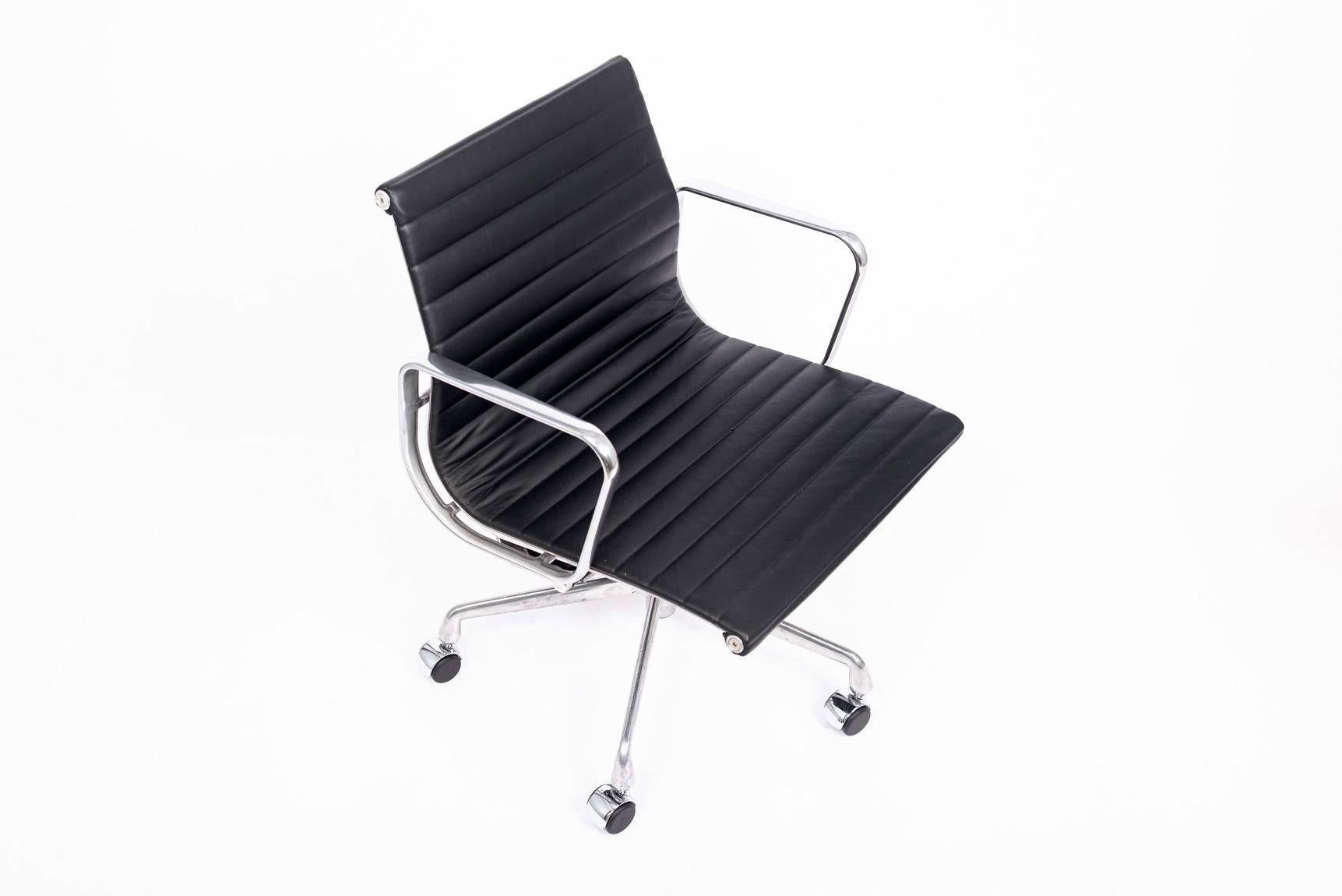 Mid-Century Modern Chaise de bureau du milieu du siècle en cuir noir et aluminium par Eames pour Herman Miller en vente