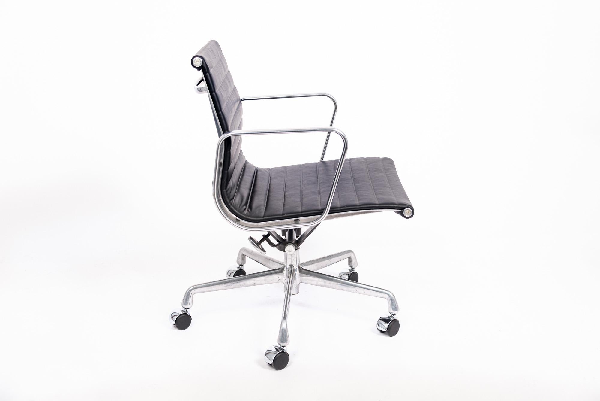 Gruppe-Bürostuhl aus schwarzem Leder und Aluminium aus der Mitte des Jahrhunderts von Eames für Herman Miller (amerikanisch) im Angebot