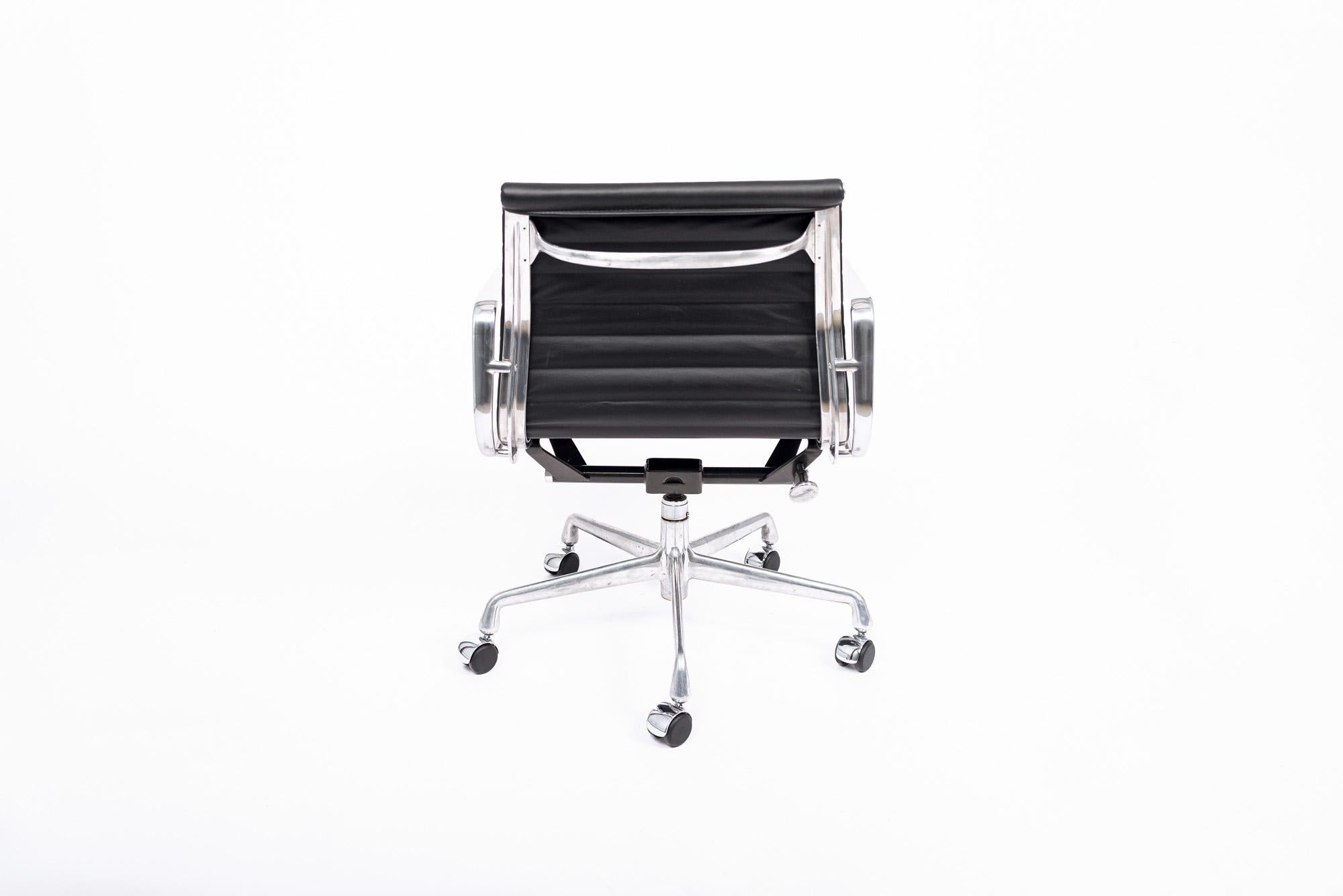 Mid Century Black Leather Aluminum Group Office Chair by Eames for Herman Miller In Good Condition For Sale In Detroit, MI