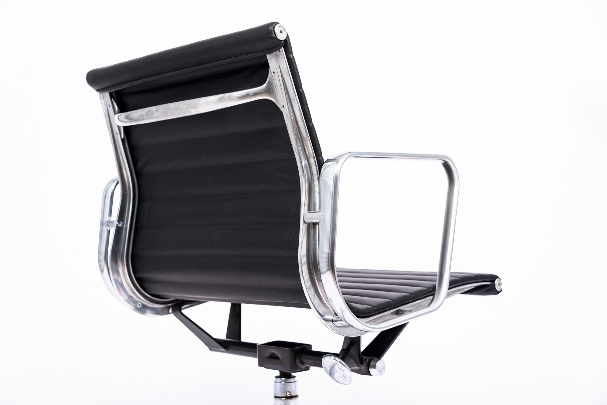 Gruppe-Bürostuhl aus schwarzem Leder und Aluminium aus der Mitte des Jahrhunderts von Eames für Herman Miller (21. Jahrhundert und zeitgenössisch) im Angebot